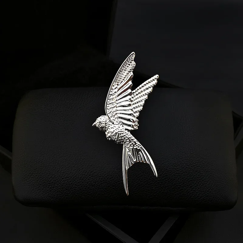 High-End Simple Bird Brooch Men's Suit Exquisite Swallow Pin Luxury Animal Neckline Buckle Coat Accessories Jewelry Badge Gifts
High-End Simple Bird Brooch Men's Suit Exquisite Swallow Pin Luxury Animal Neckline Buckle Coat Accessories Jewelry Badge Gifts