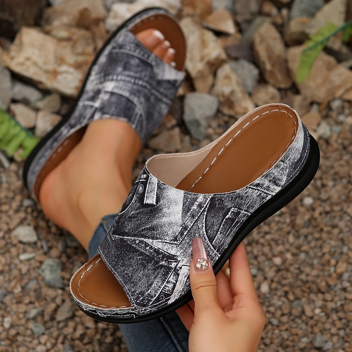 Summer New Fashion Women's Platform Slippers Print Decorative Open Toe Slippers Casual Light Wedge Slippers Plus Size 35-43
Summer New Fashion Women's Platform Slippers Print Decorative Open Toe Slippers Casual Light Wedge Slippers Plus Size 35-43