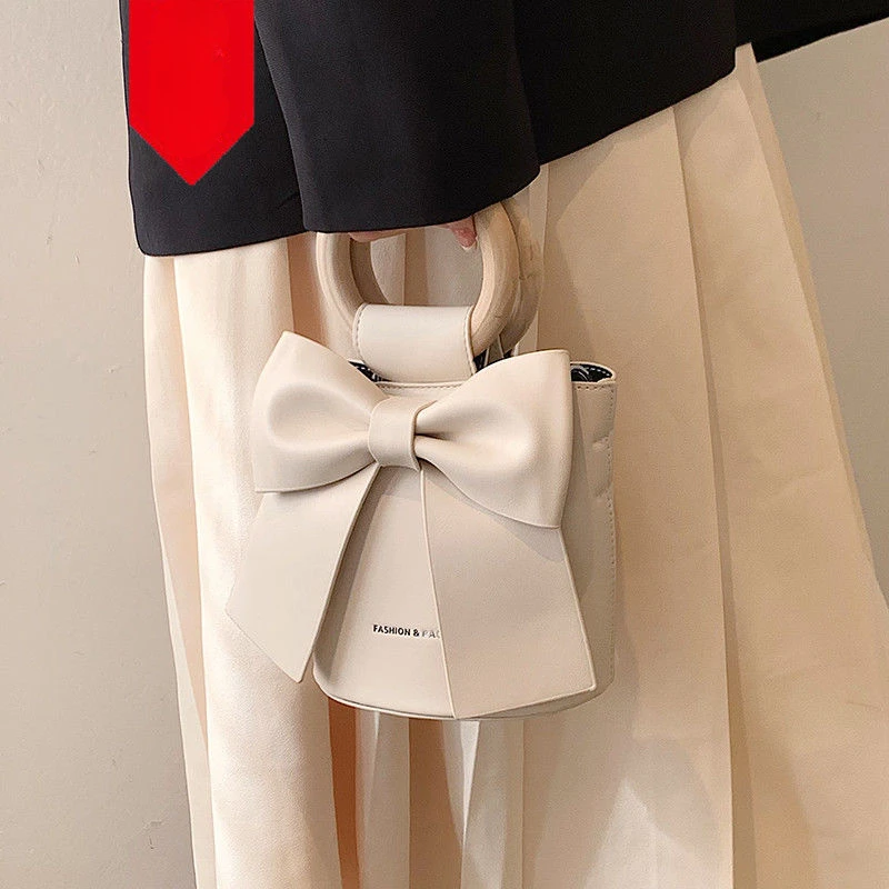 2025 New Fashion Fairy Leather Crossbody Bag Girl Western Niche Bow Handbag Bucket Bags Women Luxury Messenger Boston Package
2025 New Fashion Fairy Leather Crossbody Bag Girl Western Niche Bow Handbag Bucket Bags Women Luxury Messenger Boston Package