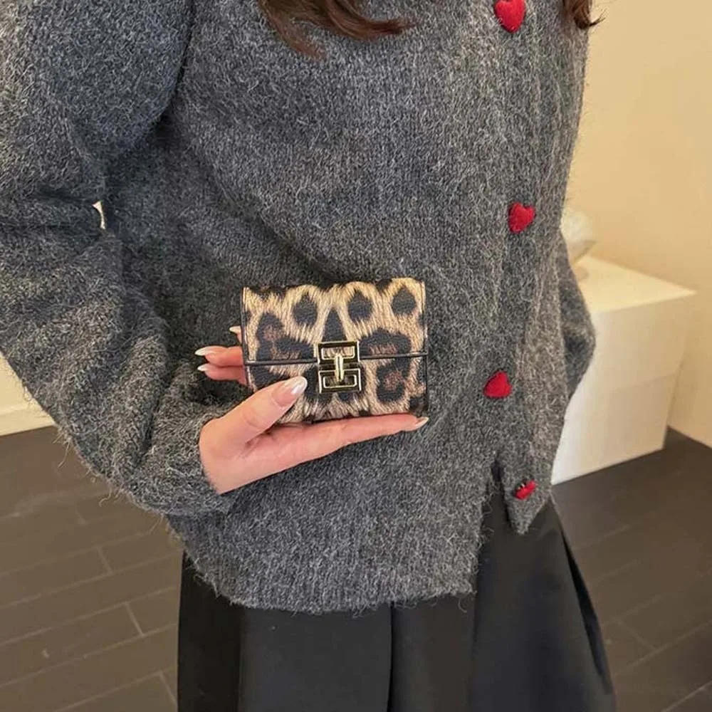 Anti-splash Water Portable Leopard Print Wallet Texture Multiple Card Short Square Purse Classic Mini PU Card Bag Shopping
Anti-splash Water Portable Leopard Print Wallet Texture Multiple Card Short Square Purse Classic Mini PU Card Bag Shopping