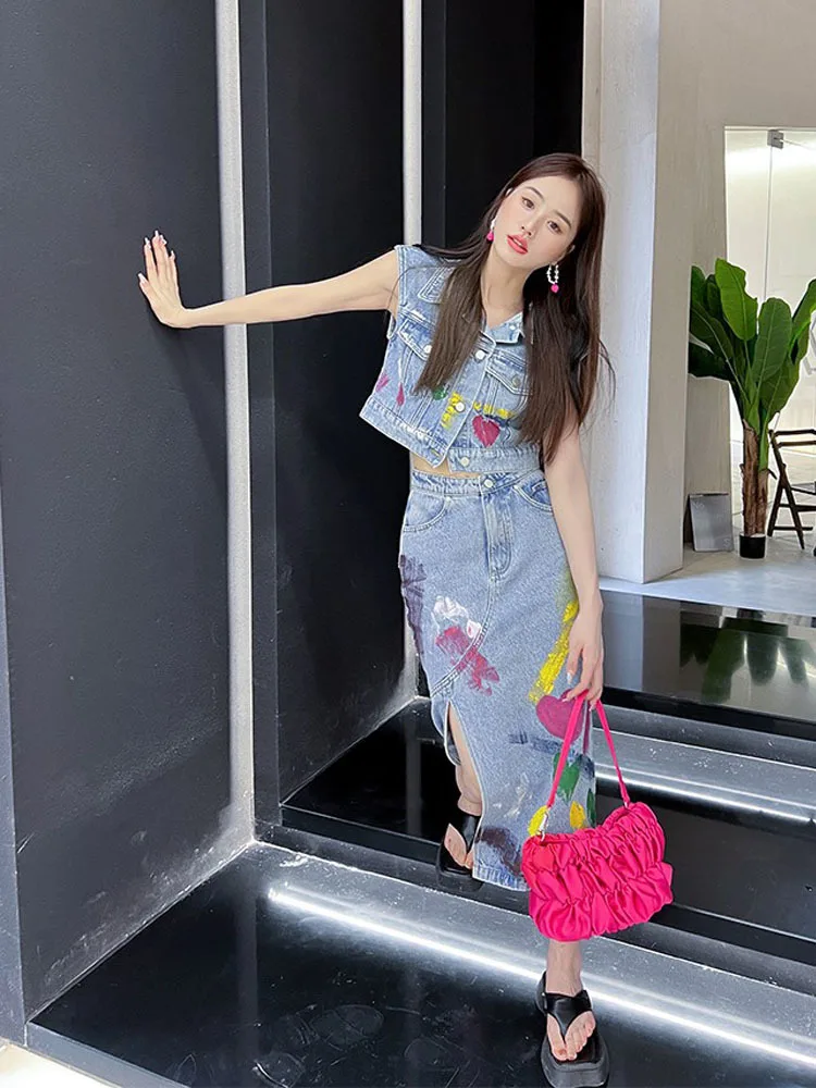 Skirt Two-Piece Set 2022 Spring and Summer Handmade Graffiti Denim Vest Coat Top Women + High Waist Slit Long Skirt Fashion Suit
Skirt Two-Piece Set 2022 Spring and Summer Handmade Graffiti Denim Vest Coat Top Women + High Waist Slit Long Skirt Fashion Suit