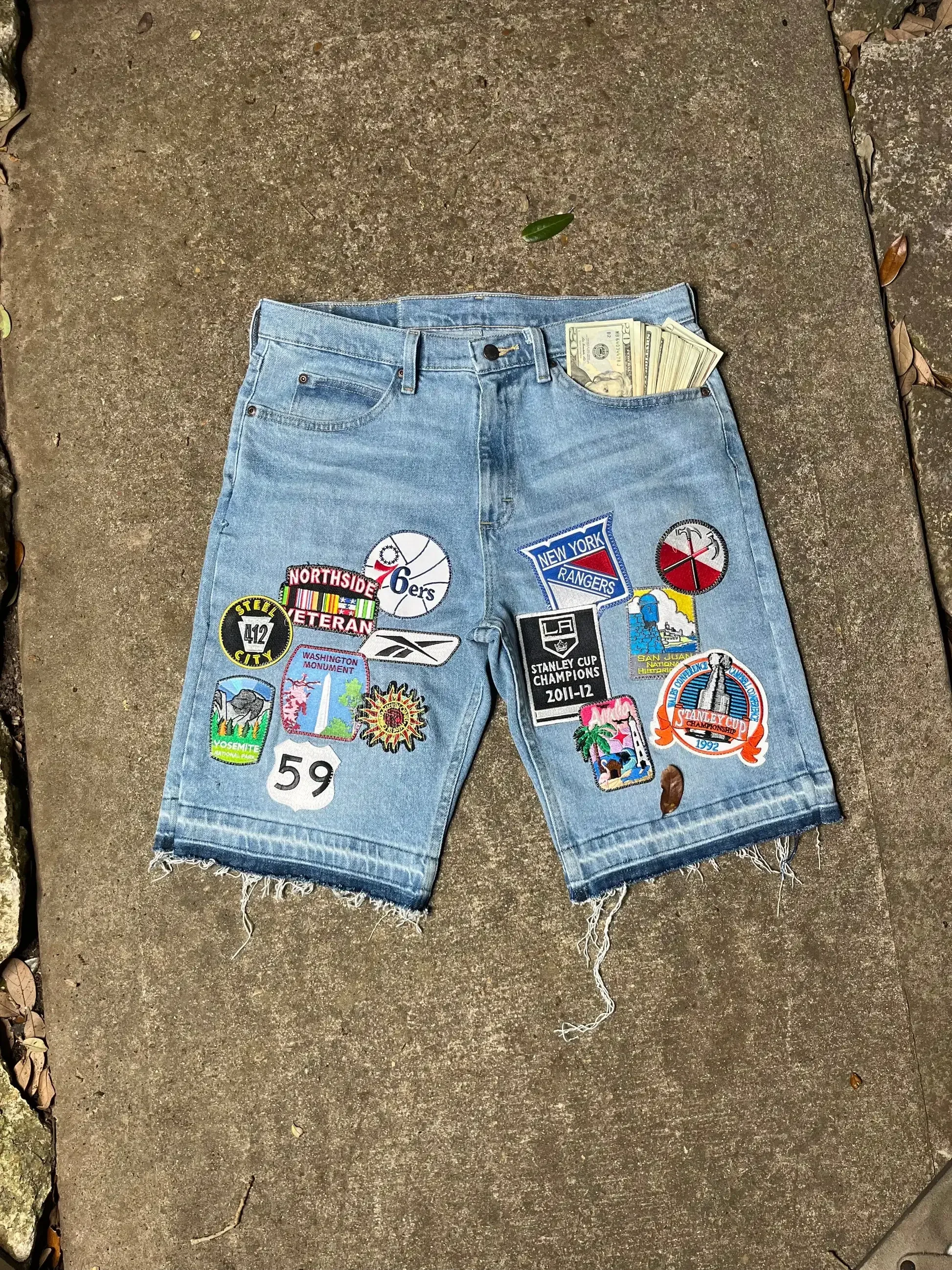 Y2K New Graphic printing Technology High Quality loose Jeans Female Design Wide Leg Pants Street personality Harajuku shorts
Y2K New Graphic printing Technology High Quality loose Jeans Female Design Wide Leg Pants Street personality Harajuku shorts