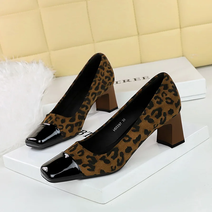 2024 New Women's high heels One Kick Leopard Print Metal Decorative Toe Wear-resistant Rubber Sole Comfortable and Breathable
2024 New Women's high heels One Kick Leopard Print Metal Decorative Toe Wear-resistant Rubber Sole Comfortable and Breathable