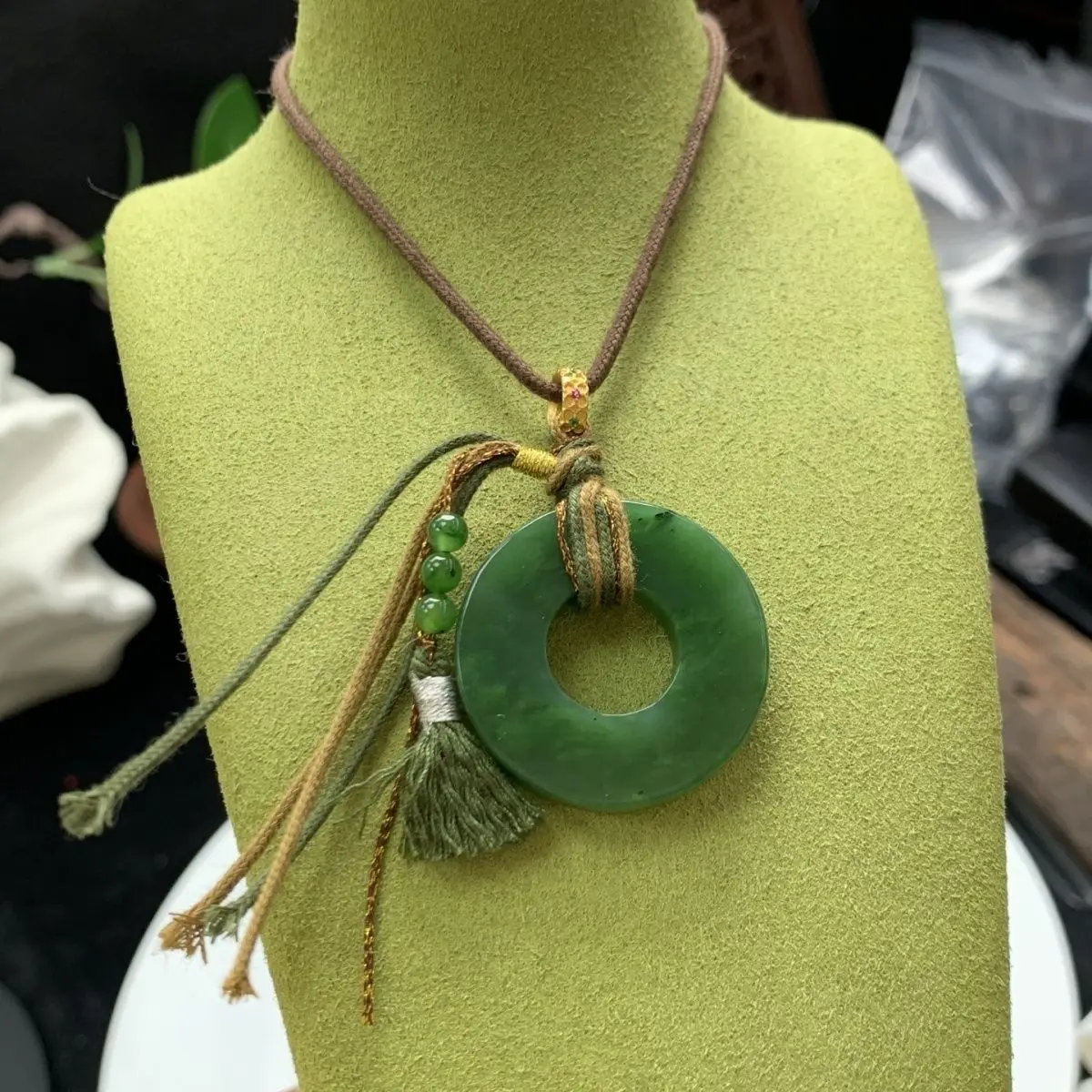 Natural Hetian jade jasper unique design donut safety pendant pendant popular necklace men and women
Natural Hetian jade jasper unique design donut safety pendant pendant popular necklace men and women
