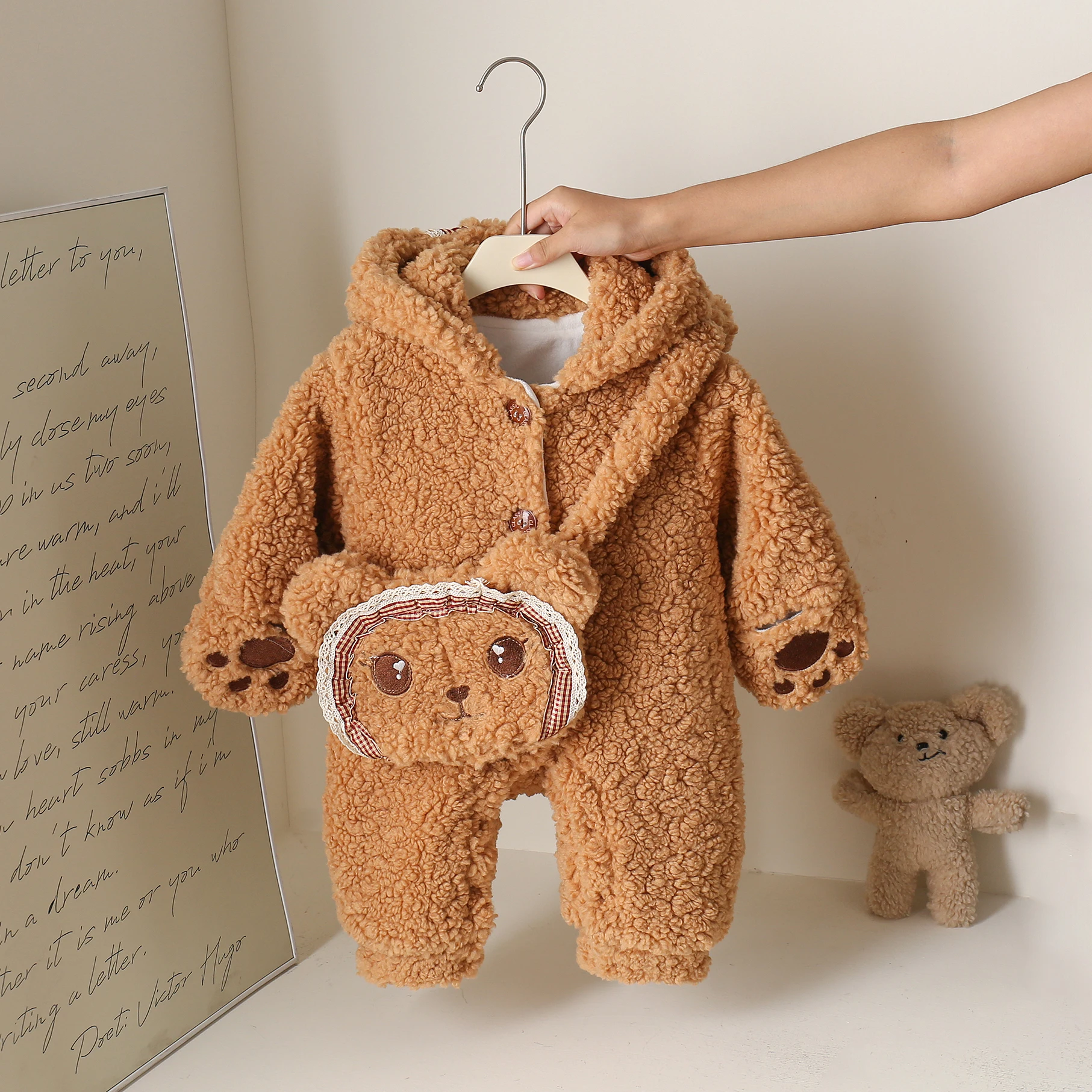 Adorable Thiened Lamb Fur Coat with Hat for Newborn Babies Winter Clothes Cute Overall Suit for 0- Year Old Kids
Adorable Thiened Lamb Fur Coat with Hat for Newborn Babies Winter Clothes Cute Overall Suit for 0- Year Old Kids