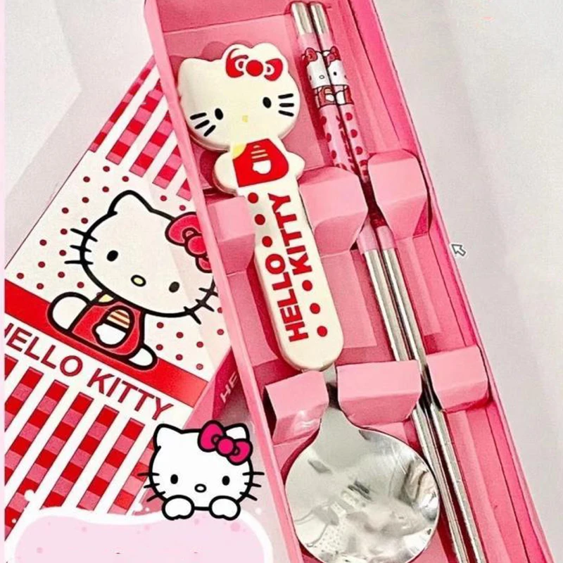 Sanrio милые Hello Kitty ложка палочки для еды Kawaii Мультфильм Аниме комплект из двух частей Студенческая портативная посуда игрушки подарок для подарка
Sanrio милые Hello Kitty ложка палочки для еды Kawaii Мультфильм Аниме комплект из двух частей Студенческая портативная посуда игрушки подарок для подарка