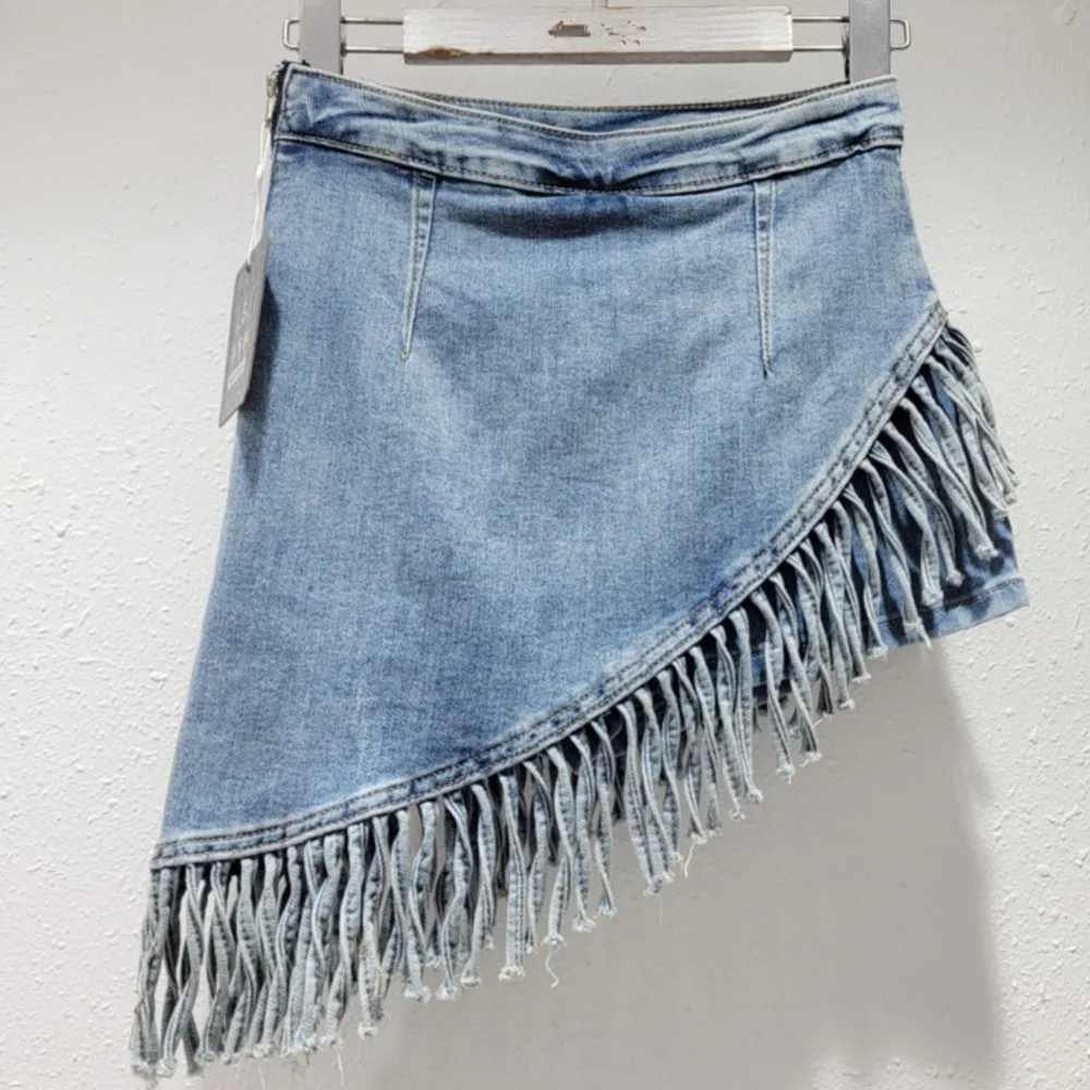 Irregular tassel design denim shorts high waisted women's 2024 new slimming A-line skirt
Irregular tassel design denim shorts high waisted women's 2024 new slimming A-line skirt