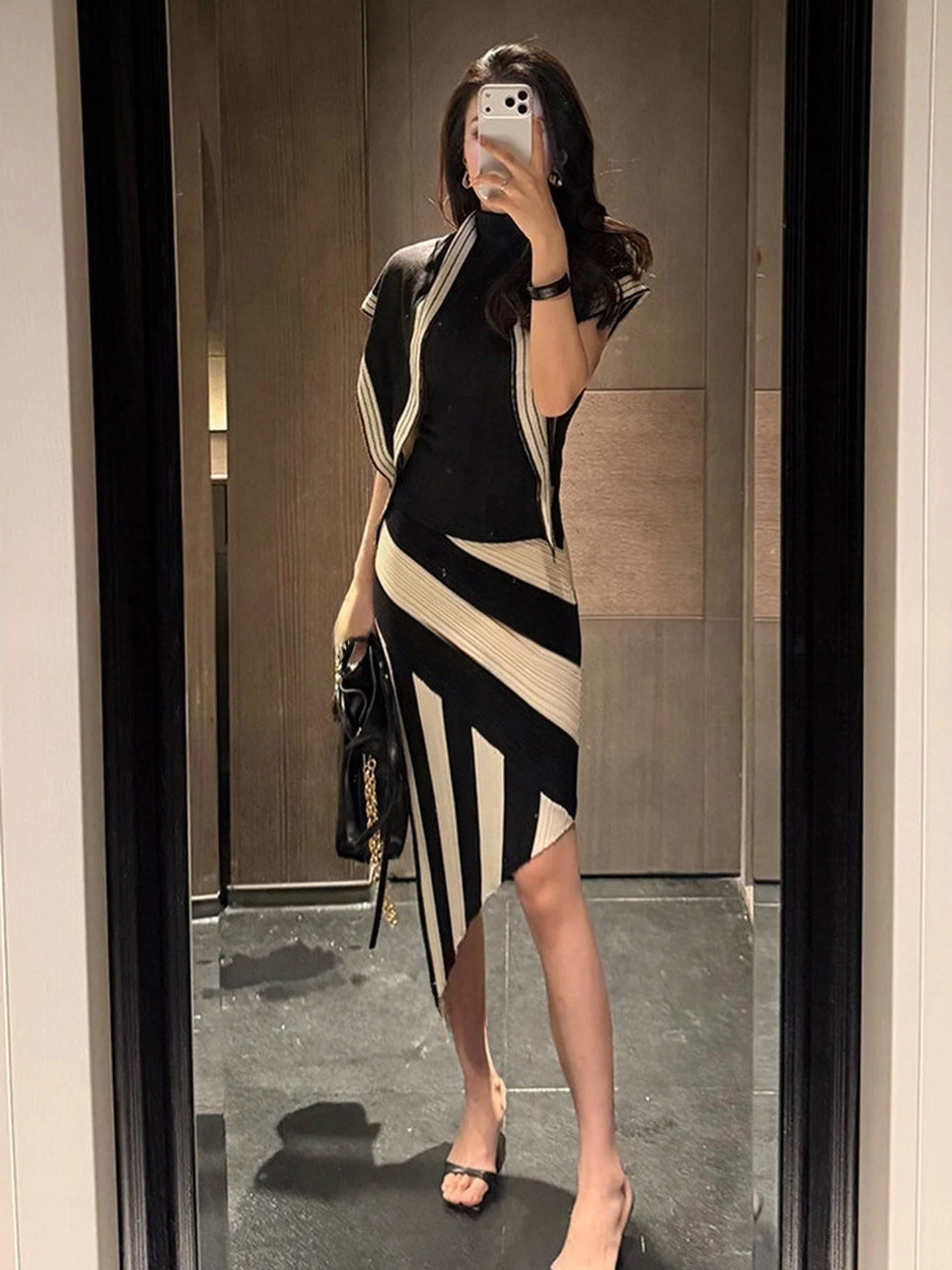 Korean Pure Desire Style Women's Half High Collar Vest Top Asymmetrical Hem Striped Wrap around Skirt Two Piece Set
Korean Pure Desire Style Women's Half High Collar Vest Top Asymmetrical Hem Striped Wrap around Skirt Two Piece Set