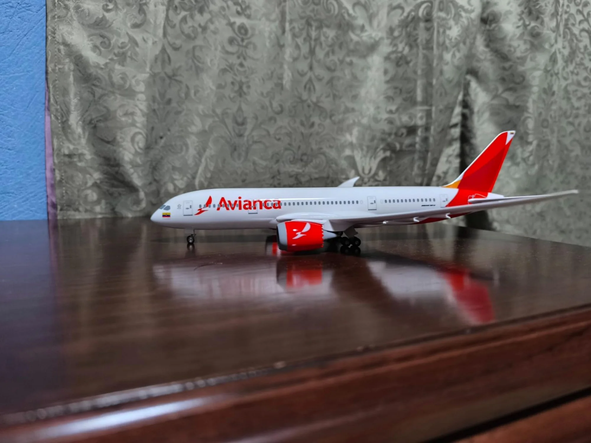 43 см полимерный самолет масштаб 1:130 Columbia Avianca B787 модель авиакомпании литой под давлением самолет выдвижное шасси авиационная коллекция
43 см полимерный самолет масштаб 1:130 Columbia Avianca B787 модель авиакомпании литой под давлением самолет выдвижное шасси авиационная коллекция