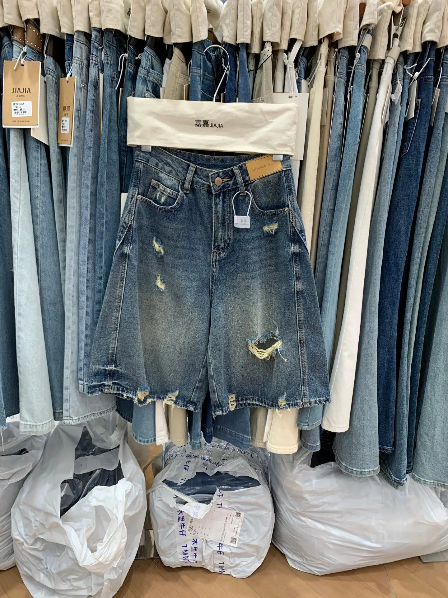 American Retro Washed Denim Shorts Women Loose Wide Leg Five-Point Mid-Pants Summer Casual High Waist Blue Cotton Jeans
American Retro Washed Denim Shorts Women Loose Wide Leg Five-Point Mid-Pants Summer Casual High Waist Blue Cotton Jeans