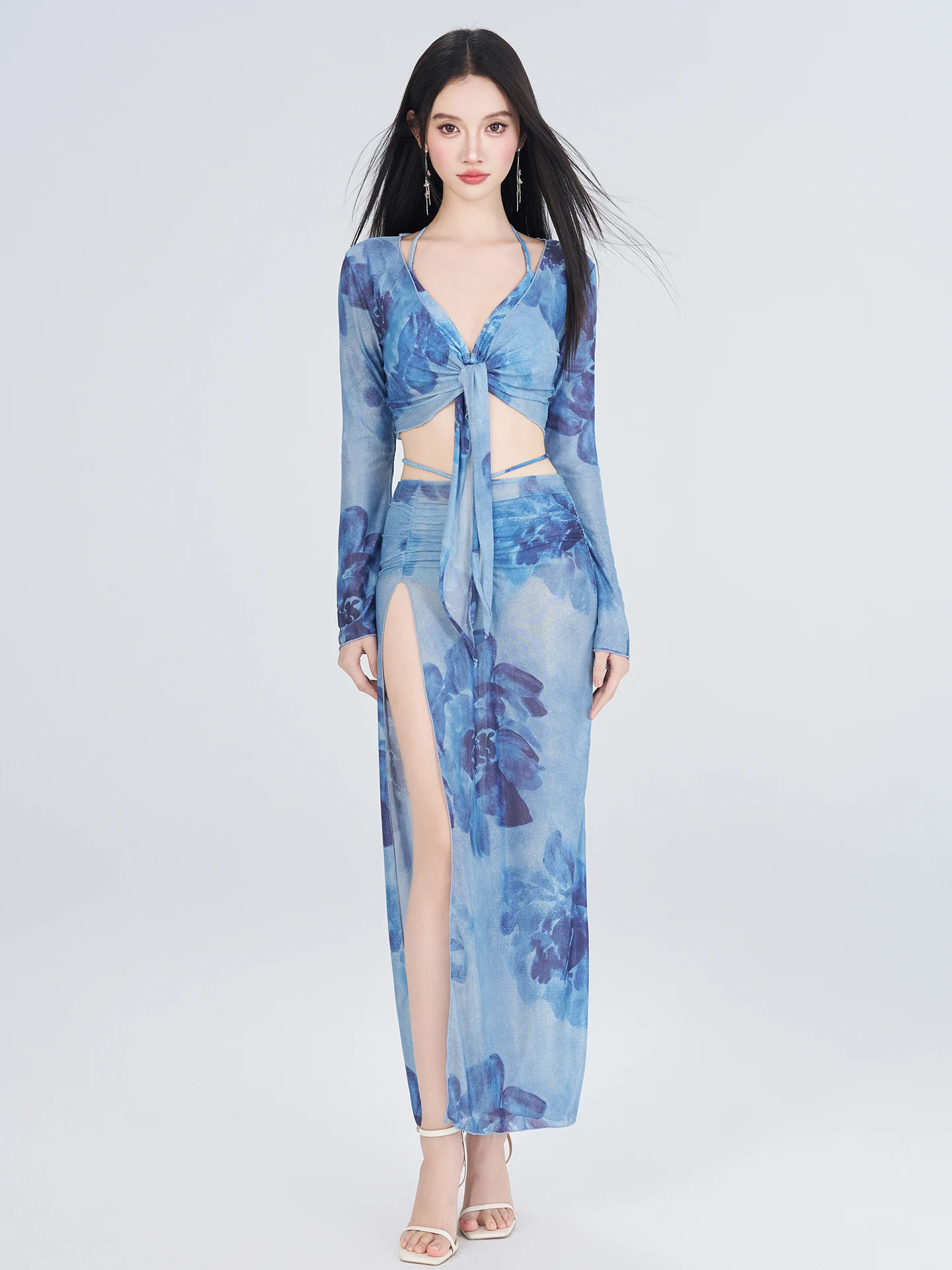 Сексуальный термокупальник с синим цветочным принтом, комплект из четырех предметов: женский купальник с бретелями, утягивающий, пляжный, с V-образным вырезом и длинными рукавами
Сексуальный термокупальник с синим цветочным принтом, комплект из четырех предметов: женский купальник с бретелями, утягивающий, пляжный, с V-образным вырезом и длинными рукавами