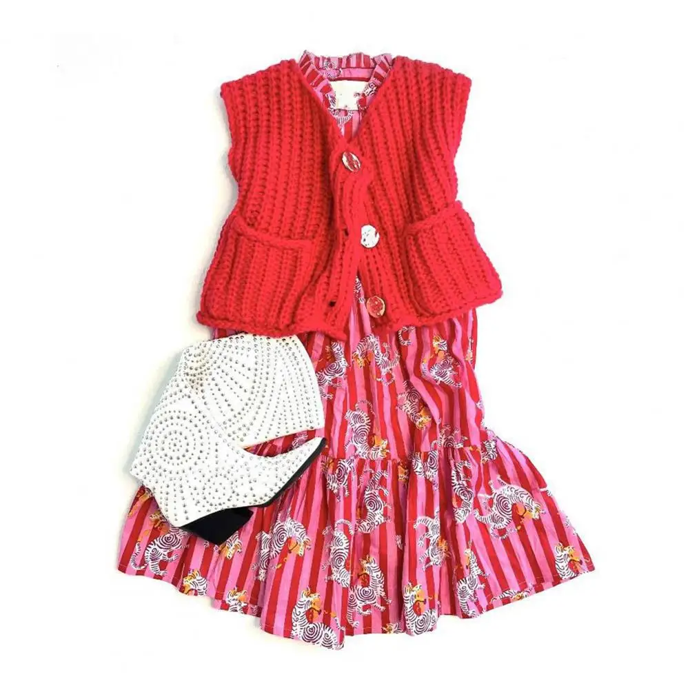 Women Sweater Vest V-neck Sleeveless Button Down Cardigan with Pockets Solid Color Loose Fit Crochet Knit Tops
Women Sweater Vest V-neck Sleeveless Button Down Cardigan with Pockets Solid Color Loose Fit Crochet Knit Tops