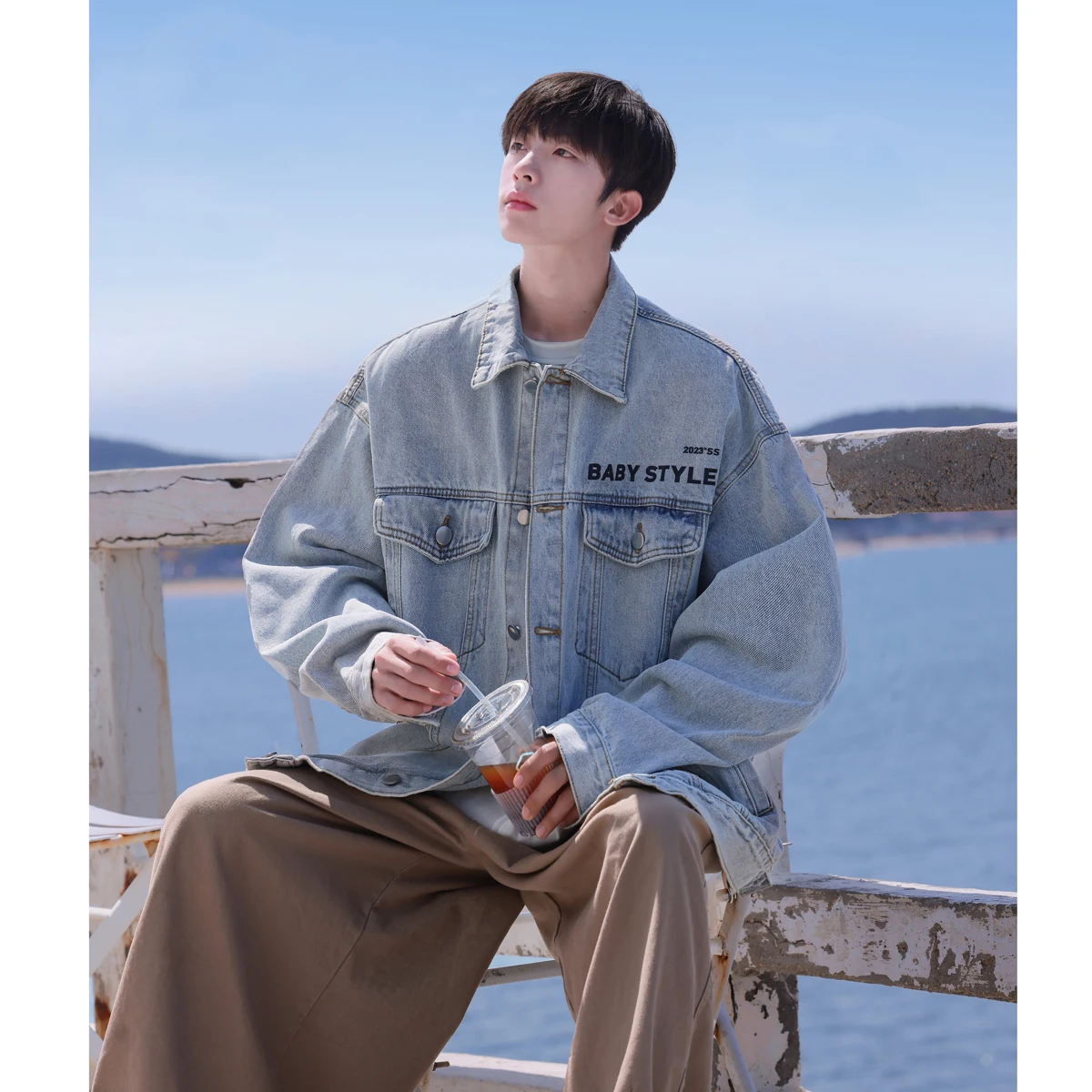 Мужская джинсовая куртка в американском стиле, уличная рабочая одежда, весенне-осенняя повседневная модная куртка однотонного цвета с длинными рукавами
Мужская джинсовая куртка в американском стиле, уличная рабочая одежда, весенне-осенняя повседневная модная куртка однотонного цвета с длинными рукавами