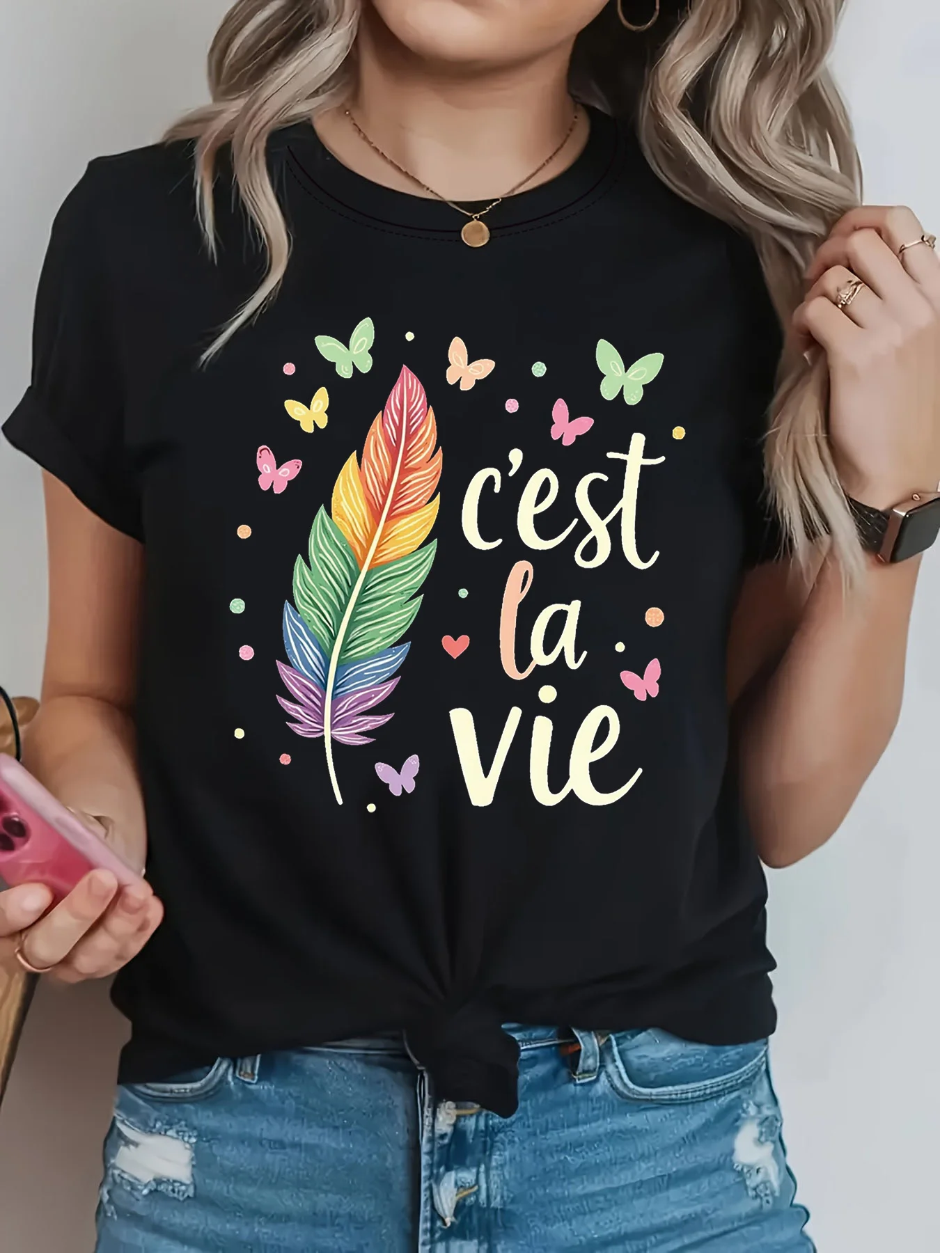Женская футболка с коротким рукавом C'est La Vie с принтом французских букв и радужных перьев, повседневный топ с круглым вырезом для лета и весны
Женская футболка с коротким рукавом C'est La Vie с принтом французских букв и радужных перьев, повседневный топ с круглым вырезом для лета и весны