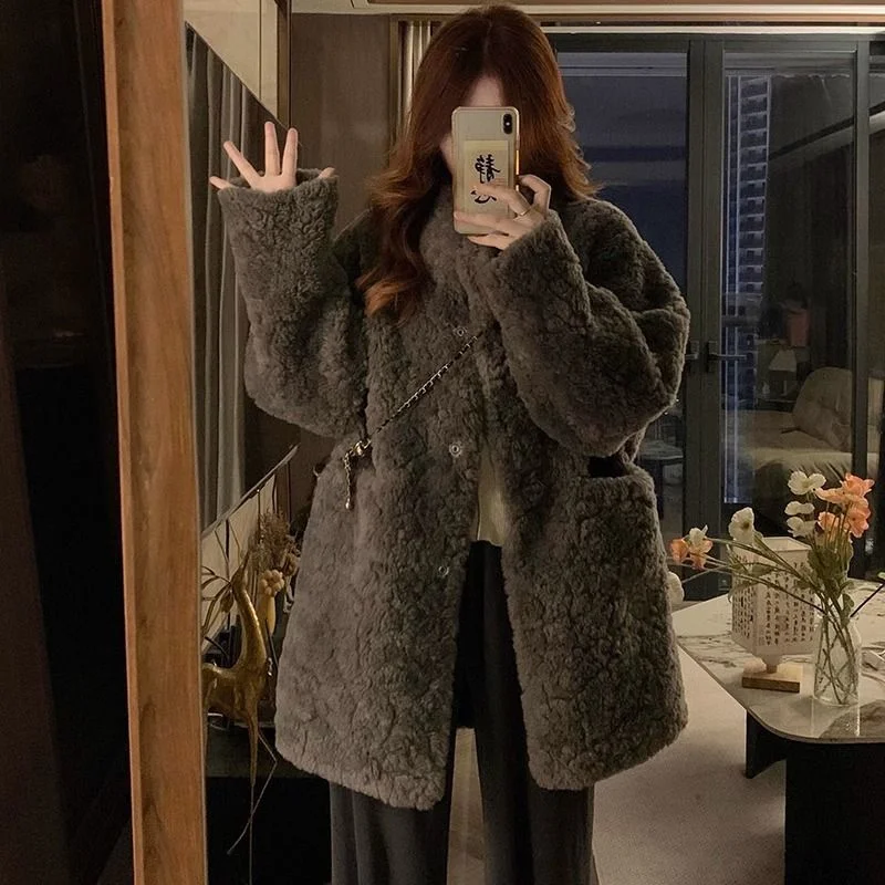 Women's Versatile High-end Plush Top for Women's Autumn and Winter Fashion Loose Button Jacket
Women's Versatile High-end Plush Top for Women's Autumn and Winter Fashion Loose Button Jacket