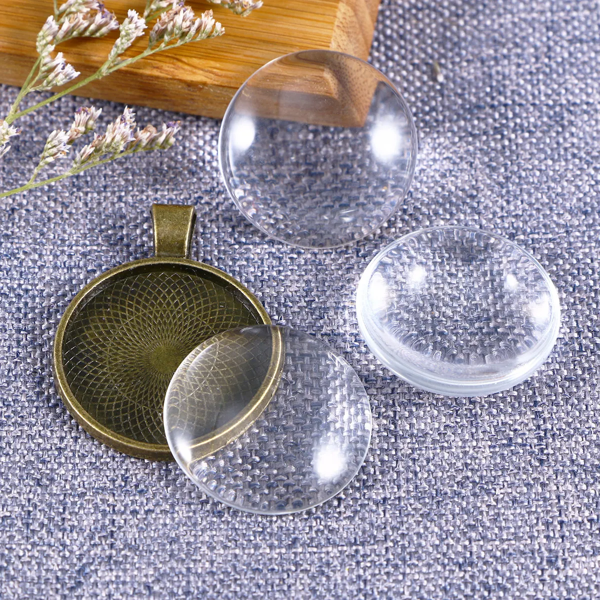 20Set Round Pendant Trays Alloy Bezel Settings with Clear Glass Dome Tiles 3.56x2.77x0.3cm for Custom DIY Jewelry Crafting
20Set Round Pendant Trays Alloy Bezel Settings with Clear Glass Dome Tiles 3.56x2.77x0.3cm for Custom DIY Jewelry Crafting