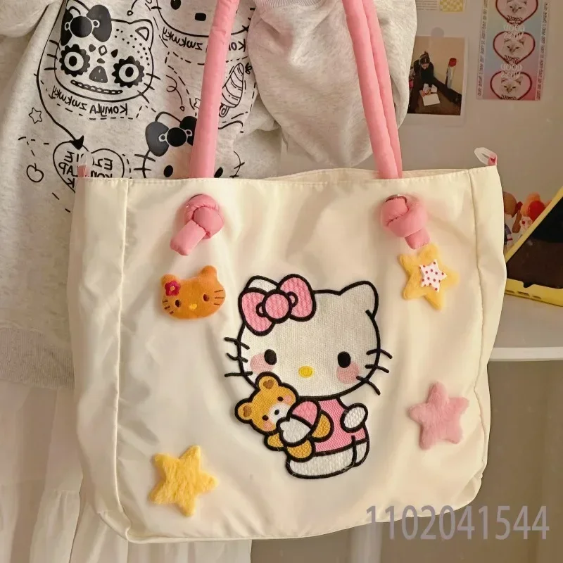 Нейлоновая сумка через плечо Hello Kitty для женщин и девочек, роскошные дизайнерские сумки Kawaii, большая вместительная сумка через плечо
Нейлоновая сумка через плечо Hello Kitty для женщин и девочек, роскошные дизайнерские сумки Kawaii, большая вместительная сумка через плечо