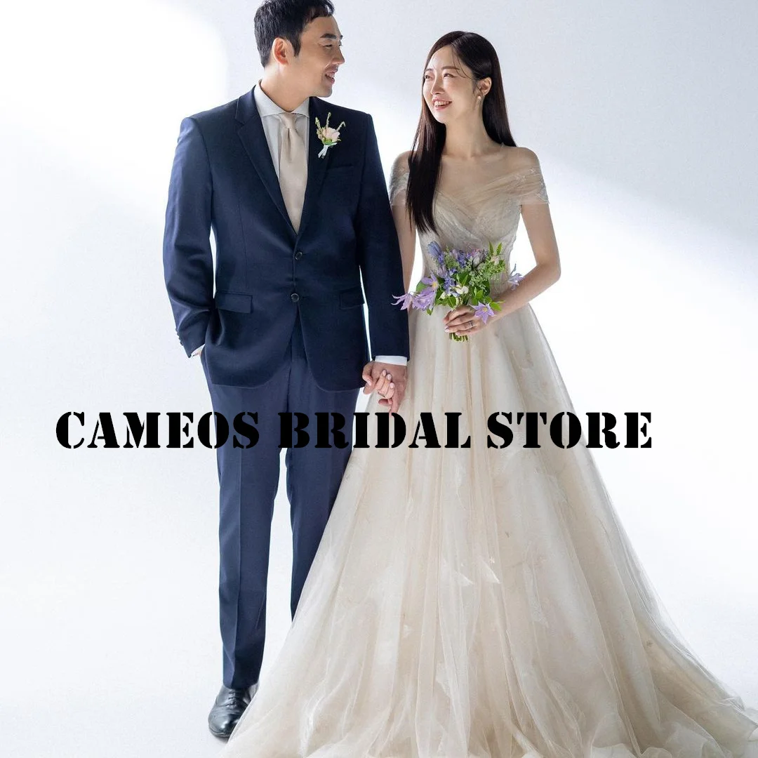 SONDR Custom Made Sleeveless Off the ShoulderWedding Dresses A-Line Tulle Elegant Evening Ivory Bride Gowns Women Bridal Dresses
SONDR Custom Made Sleeveless Off the ShoulderWedding Dresses A-Line Tulle Elegant Evening Ivory Bride Gowns Women Bridal Dresses