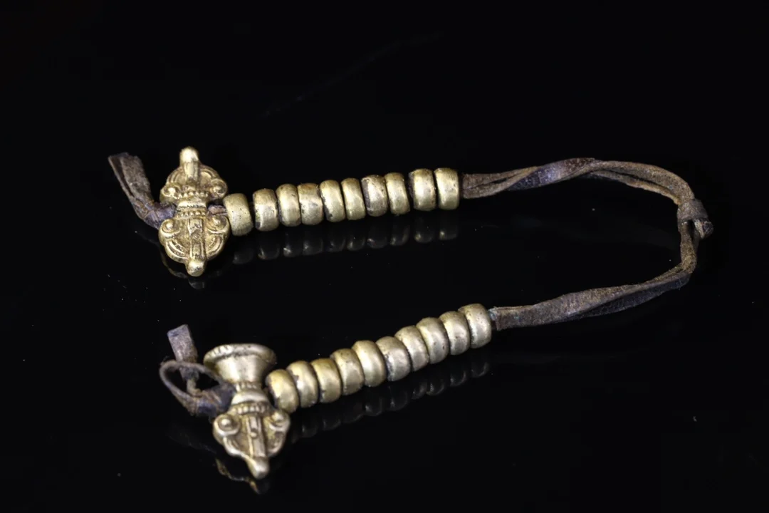 4"Tibetan Temple Collection Old Bronze Leather Buddha Beads Vajra counting tool Amulet pendant Buddhist utensils Town House
4"Tibetan Temple Collection Old Bronze Leather Buddha Beads Vajra counting tool Amulet pendant Buddhist utensils Town House