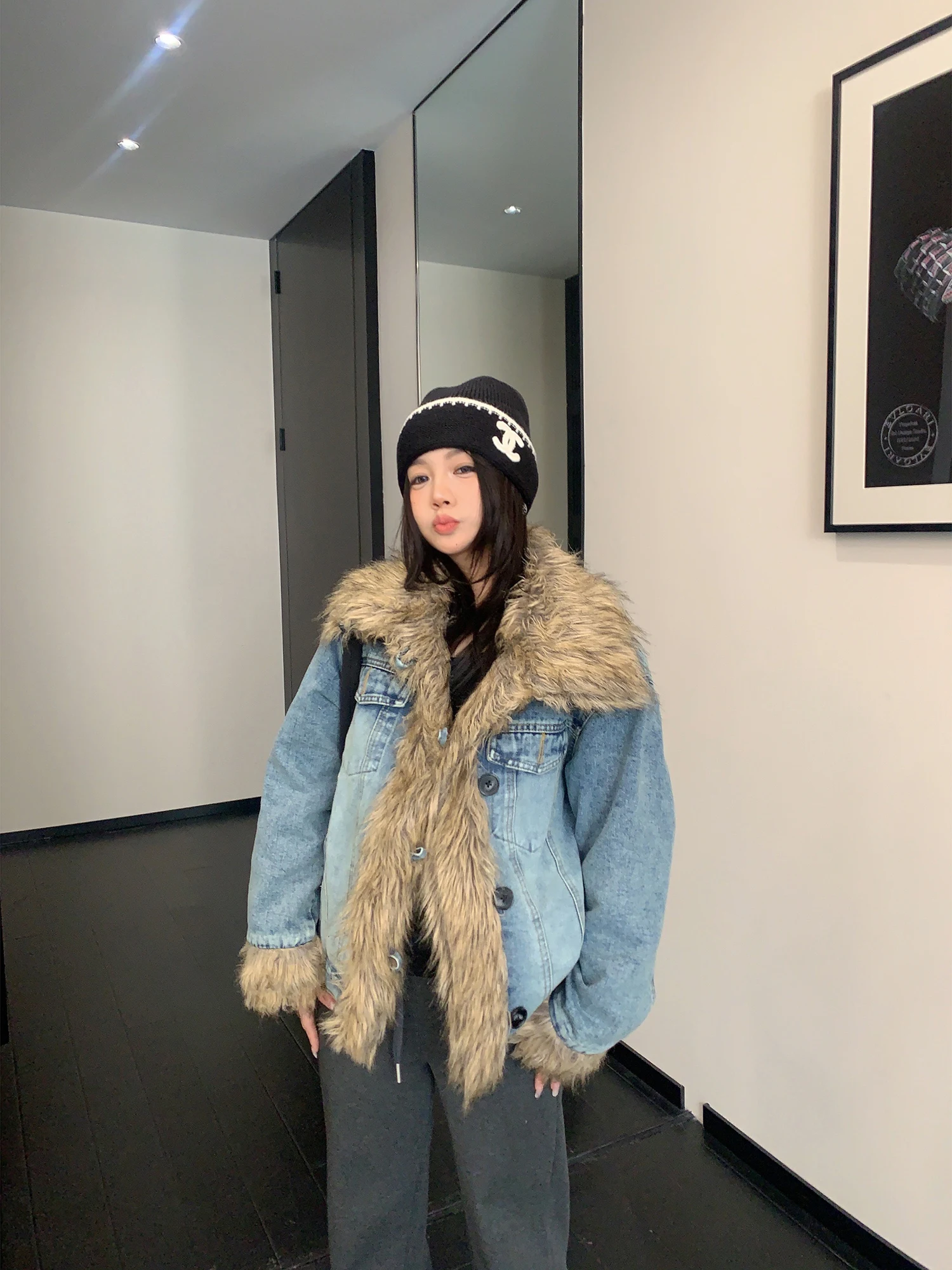 Ретро-куртка из хлопка и денима для женщин, с меховыми вставками, теплая, утолщенная, в уличном стиле, с длинными рукавами, воротником-стойкой, на одной пуговице
Ретро-куртка из хлопка и денима для женщин, с меховыми вставками, теплая, утолщенная, в уличном стиле, с длинными рукавами, воротником-стойкой, на одной пуговице