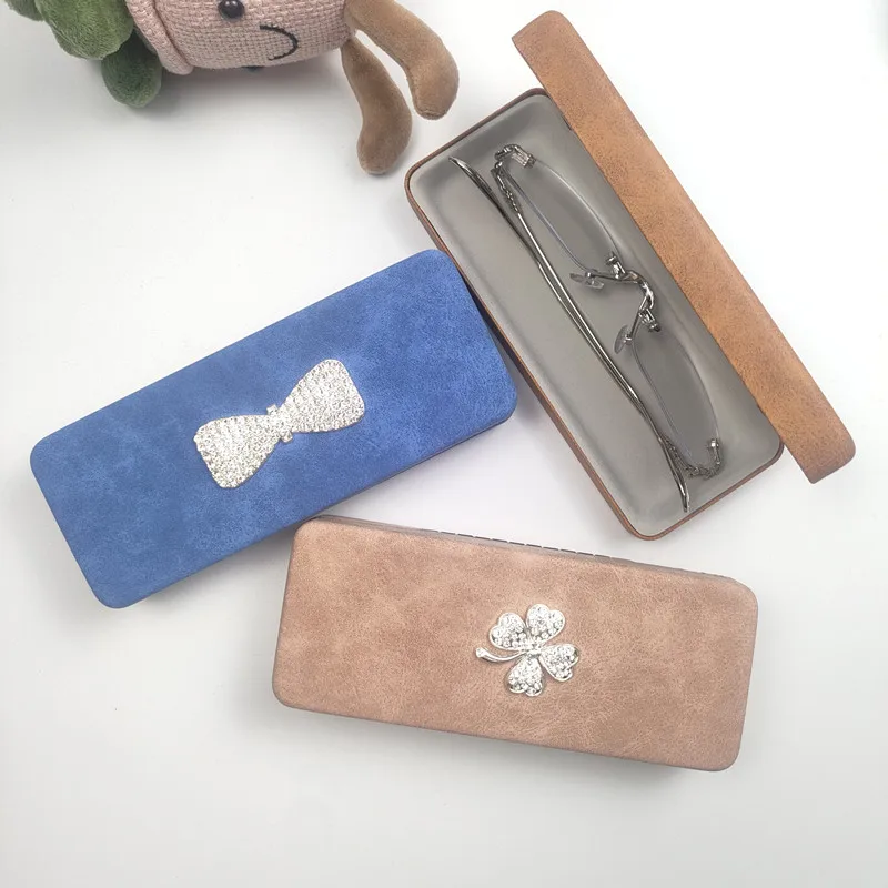 Diamond-Encrusted Four leaves Pattern Portable Glasses Case Women's Sunglasses Storage Box Eyeewear Accessories with Diamonds B3
Diamond-Encrusted Four leaves Pattern Portable Glasses Case Women's Sunglasses Storage Box Eyeewear Accessories with Diamonds B3