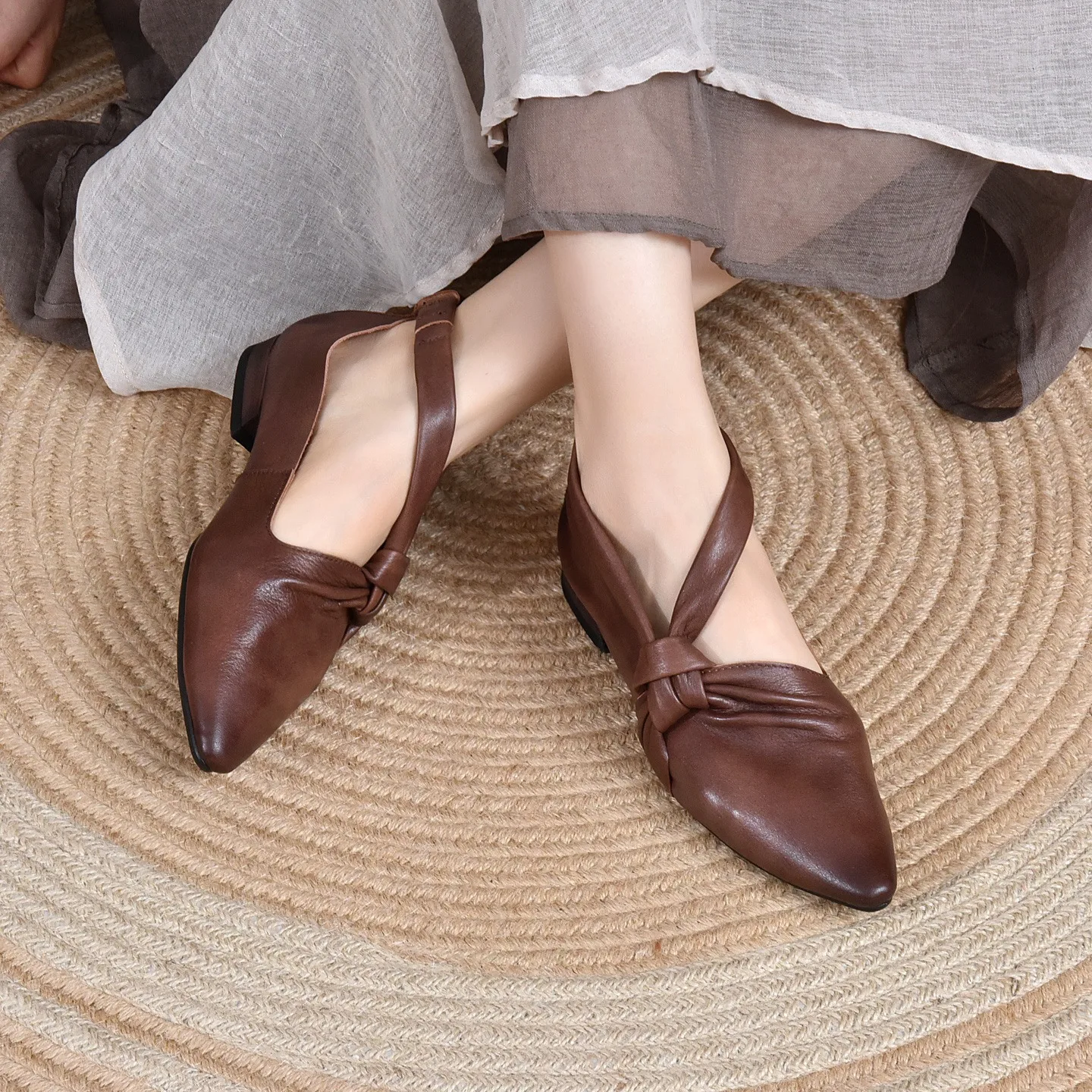 Birkuir Retro Pointed Toe Thick Heel Shoes For Women Genuine Leather Mary Jane Ladies Shoes Loafers Luxury 2cm Low Heels Pumps
Birkuir Retro Pointed Toe Thick Heel Shoes For Women Genuine Leather Mary Jane Ladies Shoes Loafers Luxury 2cm Low Heels Pumps