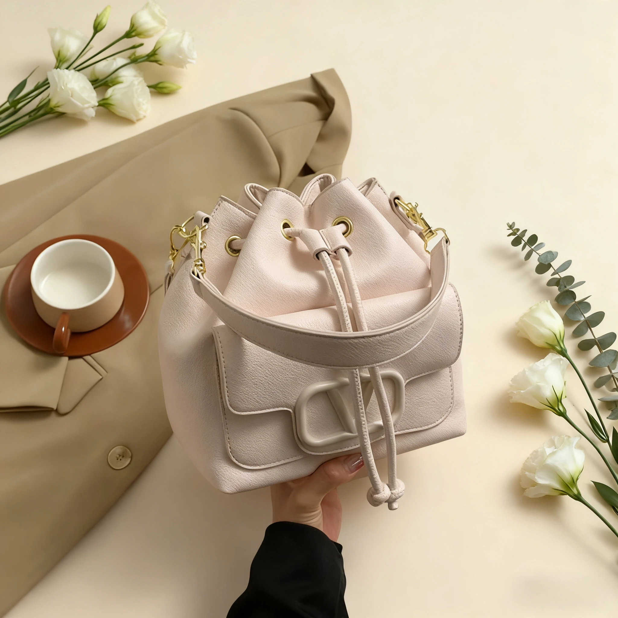 Новая дизайнерская легкая роскошная женская сумка - популярное маленькое ведро, модная элитная, изысканная повседневная, портативная сумка-мессенджер/плечо
Новая дизайнерская легкая роскошная женская сумка - популярное маленькое ведро, модная элитная, изысканная повседневная, портативная сумка-мессенджер/плечо