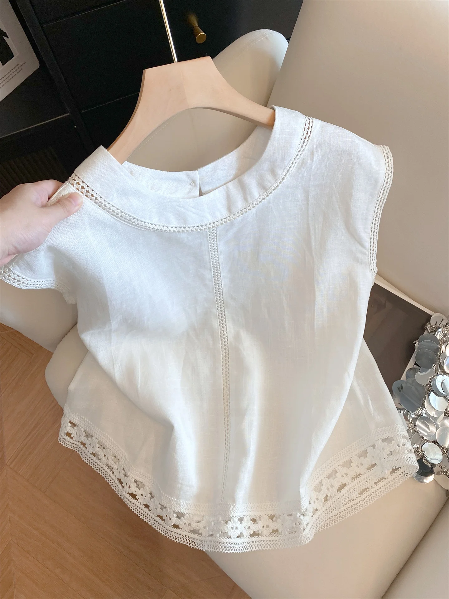 White Lace Splicing Cotton Linen round Ne Svel irt Women's Summer New Faion Versatile Top French Sle Loose Fit
White Lace Splicing Cotton Linen round Ne Svel irt Women's Summer New Faion Versatile Top French Sle Loose Fit