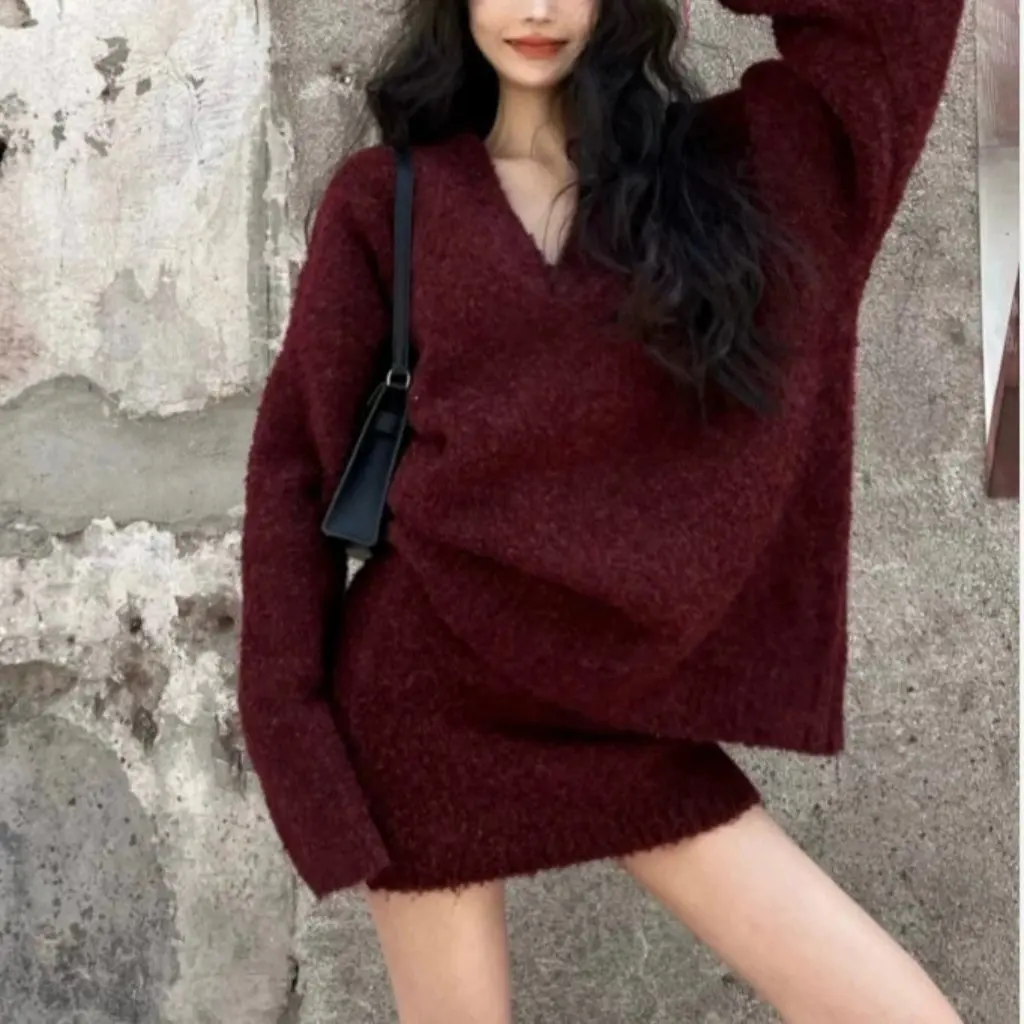 Женский красный рождественский свитер с v-образным вырезом и трикотажная юбка, закрывающая бедра, комплект из двух предметов, сладкий и пряный миниатюрный костюм на осень-зиму 
Женский красный рождественский свитер с v-образным вырезом и трикотажная юбка, закрывающая бедра, комплект из двух предметов, сладкий и пряный миниатюрный костюм на осень-зиму