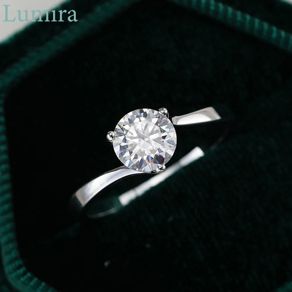 Lumira High-End Women's Moissanite Platinum PT950 Ring Three Lives-Three Worlds Classic 1 Carat Diamond Engagement Ring
Lumira High-End Women's Moissanite Platinum PT950 Ring Three Lives-Three Worlds Classic 1 Carat Diamond Engagement Ring
