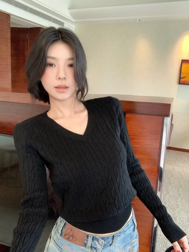 MosesQueen Queen Simple Matchable Twist V-Neck Knitted Sweater Autumn Winter Slim Long Sleeve Top for Women
MosesQueen Queen Simple Matchable Twist V-Neck Knitted Sweater Autumn Winter Slim Long Sleeve Top for Women