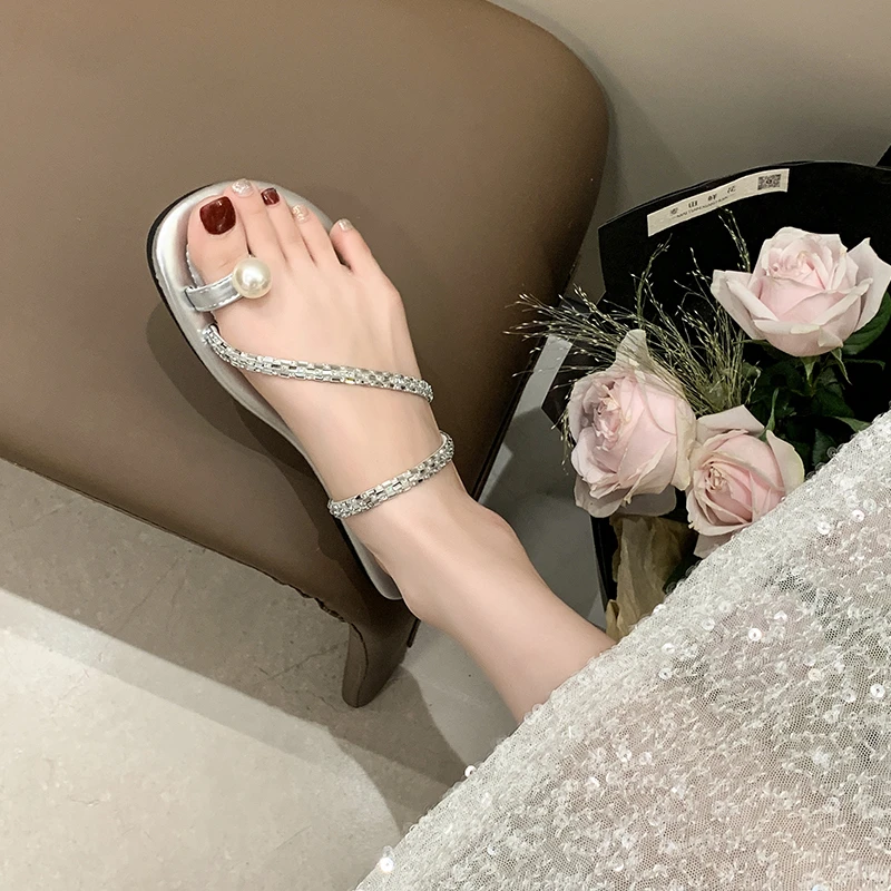 2024 New Women's Slippers with Diamond Clamp Toe Outside To Wear Fairy Wind Large Size Beach Slippers women shoes
2024 New Women's Slippers with Diamond Clamp Toe Outside To Wear Fairy Wind Large Size Beach Slippers women shoes