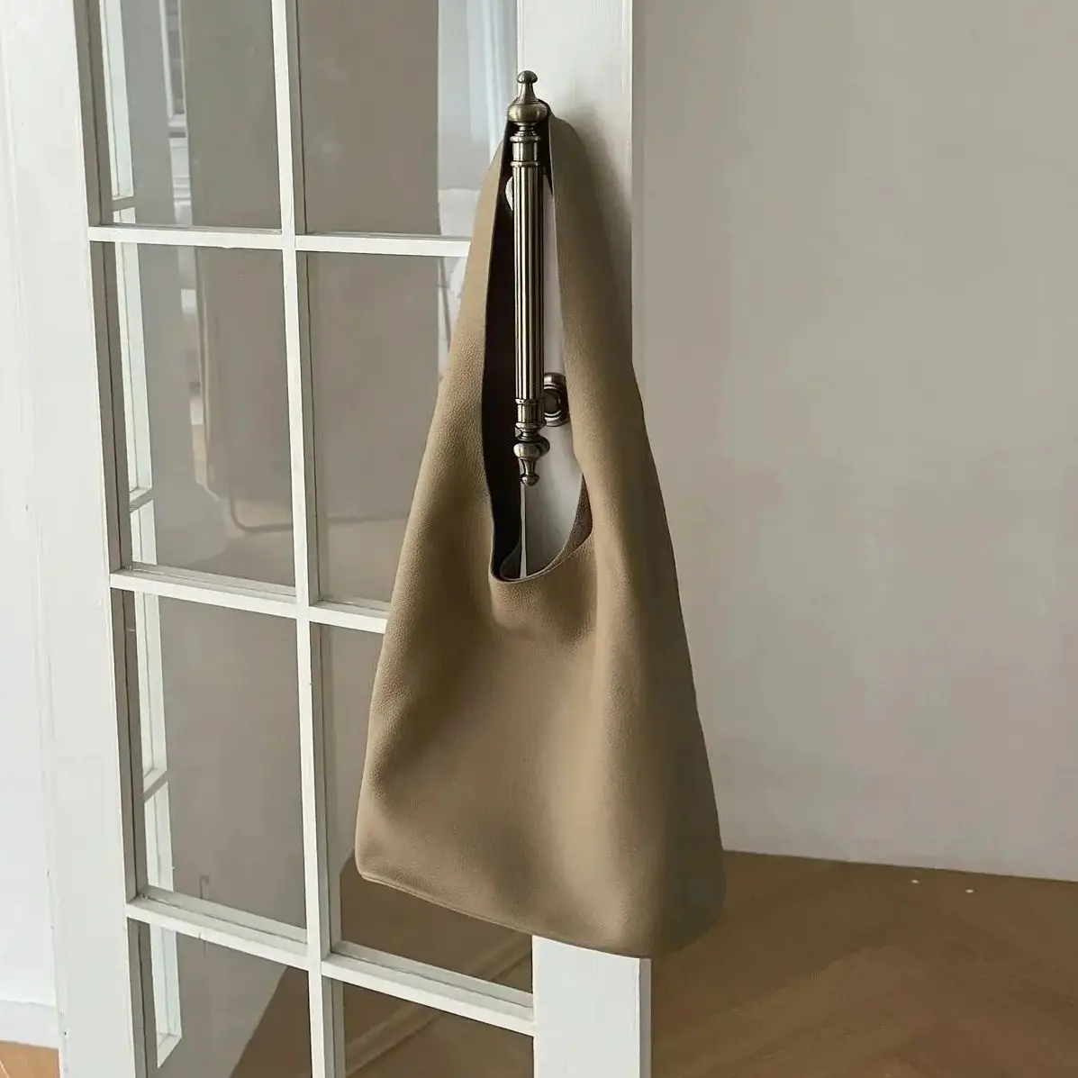 Top Layer Cow Leather Simple Shoulder Bag 2025 New Luxury Design Soft Leather Large Capacity Bucket Casual Tote Bag Women's
Top Layer Cow Leather Simple Shoulder Bag 2025 New Luxury Design Soft Leather Large Capacity Bucket Casual Tote Bag Women's