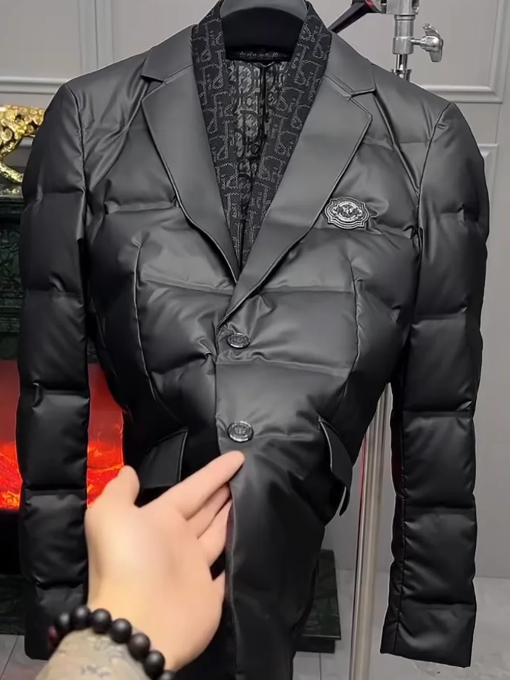 Высококачественный мужской повседневный модный зимний пуховый костюм с воротником-шарфом, деловой повседневный европейский стиль, приталенный крой, длинный рукав
Высококачественный мужской повседневный модный зимний пуховый костюм с воротником-шарфом, деловой повседневный европейский стиль, приталенный крой, длинный рукав