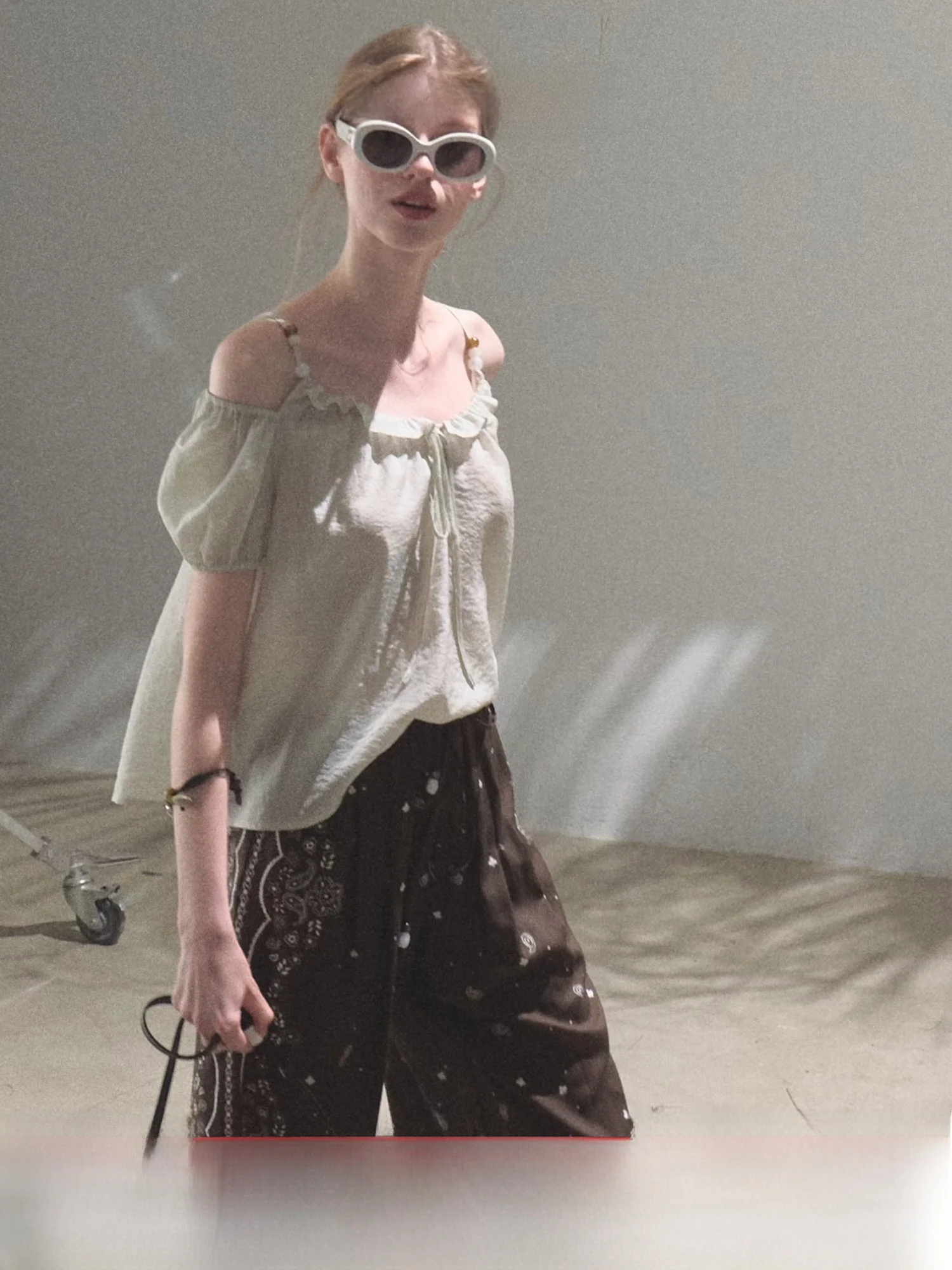 Летняя повседневная свободная блузка OAKMOO с коротким рукавом, декорированная бусинами и цветочным узором, из ацетатной ткани, с V-образным вырезом
Летняя повседневная свободная блузка OAKMOO с коротким рукавом, декорированная бусинами и цветочным узором, из ацетатной ткани, с V-образным вырезом