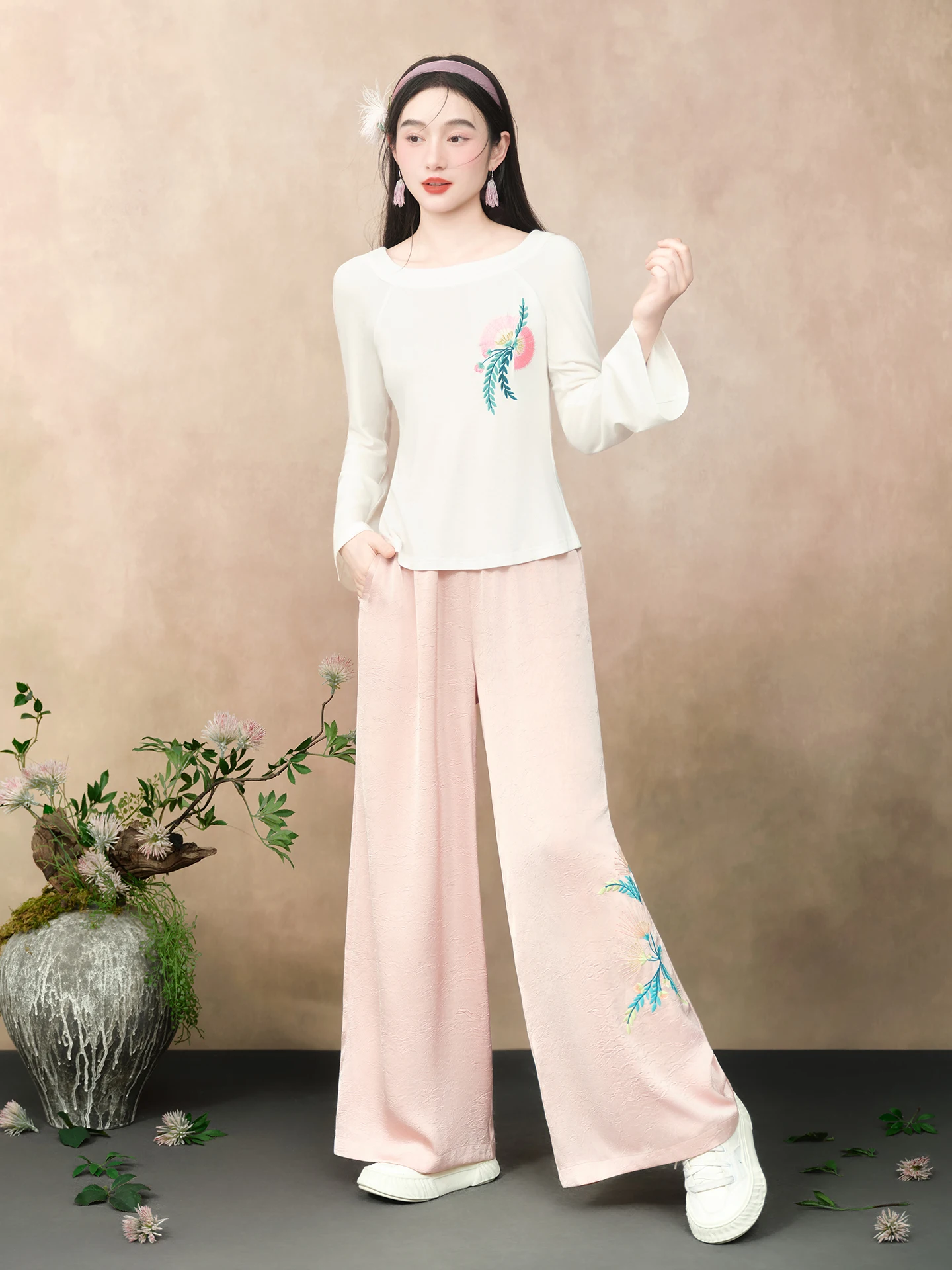 Original Summer New Loose Straight Casual Pants Embroidery Wide Leg Trousers for Women Comfortable Breathable Natural Waist
Original Summer New Loose Straight Casual Pants Embroidery Wide Leg Trousers for Women Comfortable Breathable Natural Waist