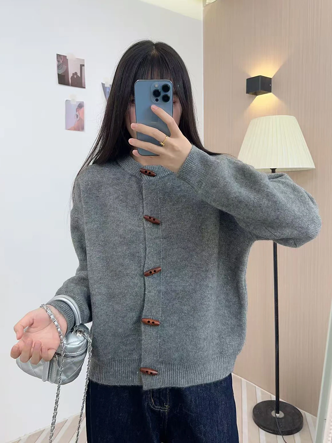 Ele женский открытый кардиган-свитер с роговими пуговицами, свободная вязаная верхняя одежда на осень и зиму, модный универсальный Sle
Ele женский открытый кардиган-свитер с роговими пуговицами, свободная вязаная верхняя одежда на осень и зиму, модный универсальный Sle