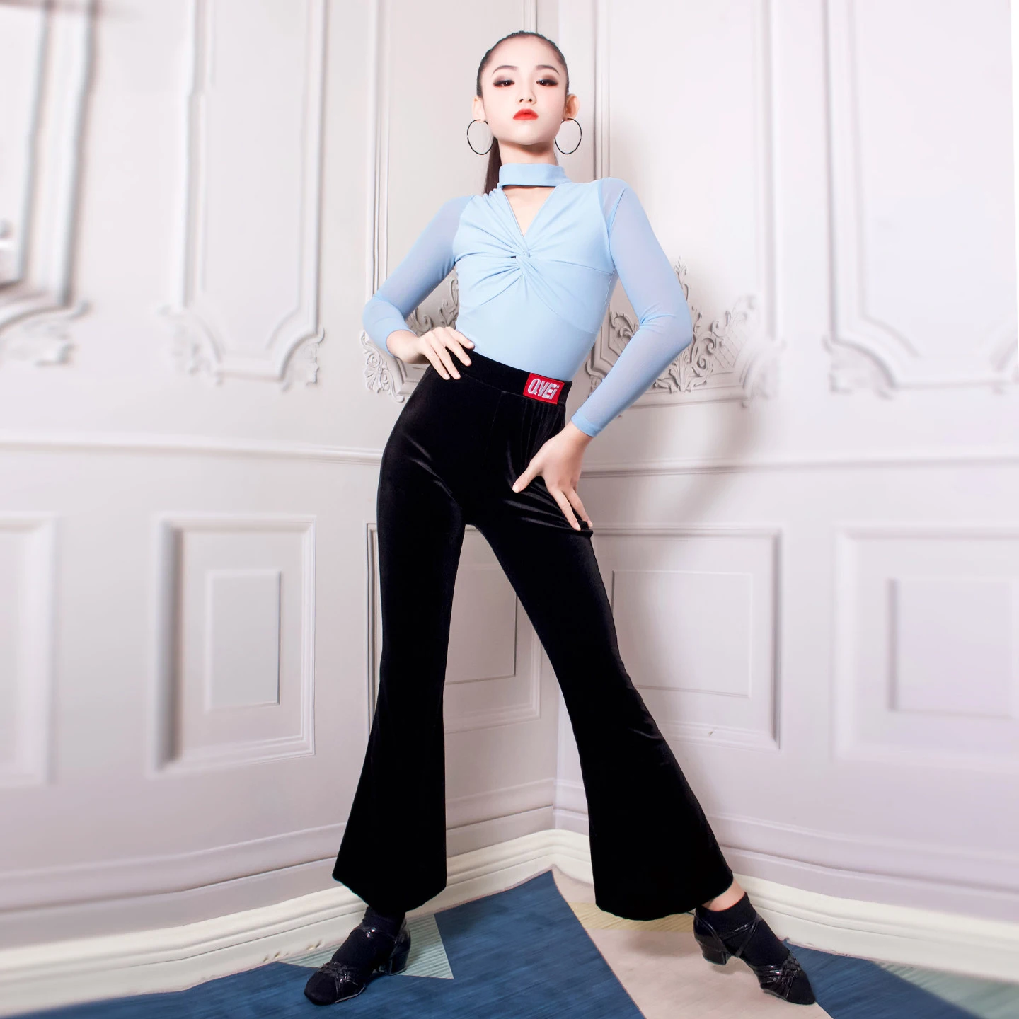 Костюм для латиноамериканских танцев для девочек 2026: топ с длинным рукавом и брюки-клеш для тренировок, модель DW11227
Костюм для латиноамериканских танцев для девочек 2026: топ с длинным рукавом и брюки-клеш для тренировок, модель DW11227