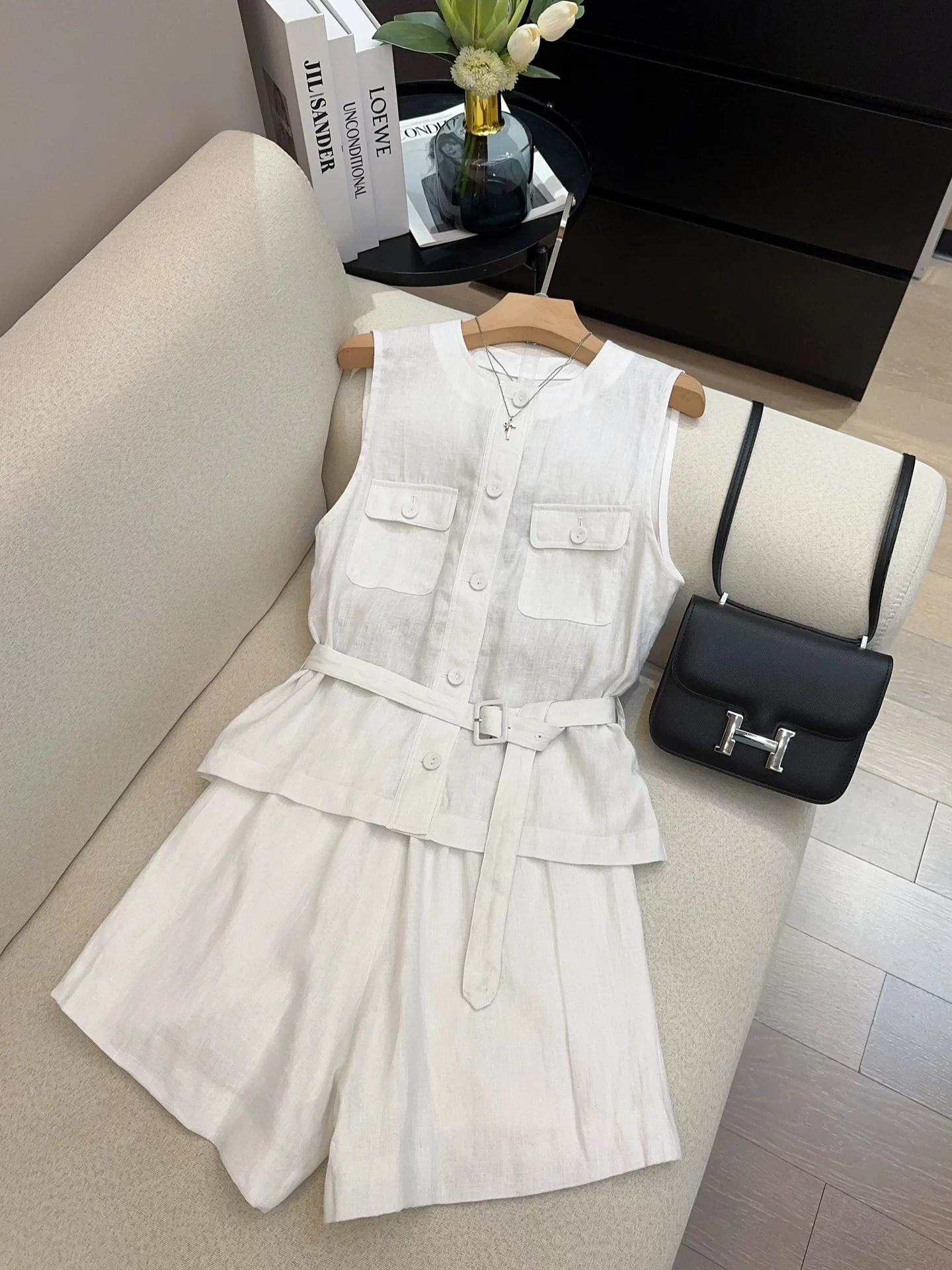 Fashionable Linen Gold Thread Slim Fit Suit Set Elegant High Waist Shorts And Vest Outfit Perfect for Summer Season
Fashionable Linen Gold Thread Slim Fit Suit Set Elegant High Waist Shorts And Vest Outfit Perfect for Summer Season