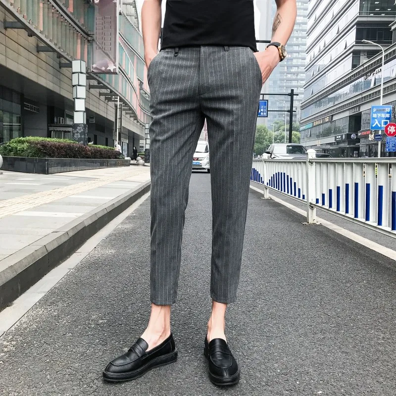 Летние мужские тонкие повседневные брюки Slim Fit в корейском стиле, укороченные, с полосатым узором, универсальные брюки-харланы, молодежные, элегантные
Летние мужские тонкие повседневные брюки Slim Fit в корейском стиле, укороченные, с полосатым узором, универсальные брюки-харланы, молодежные, элегантные