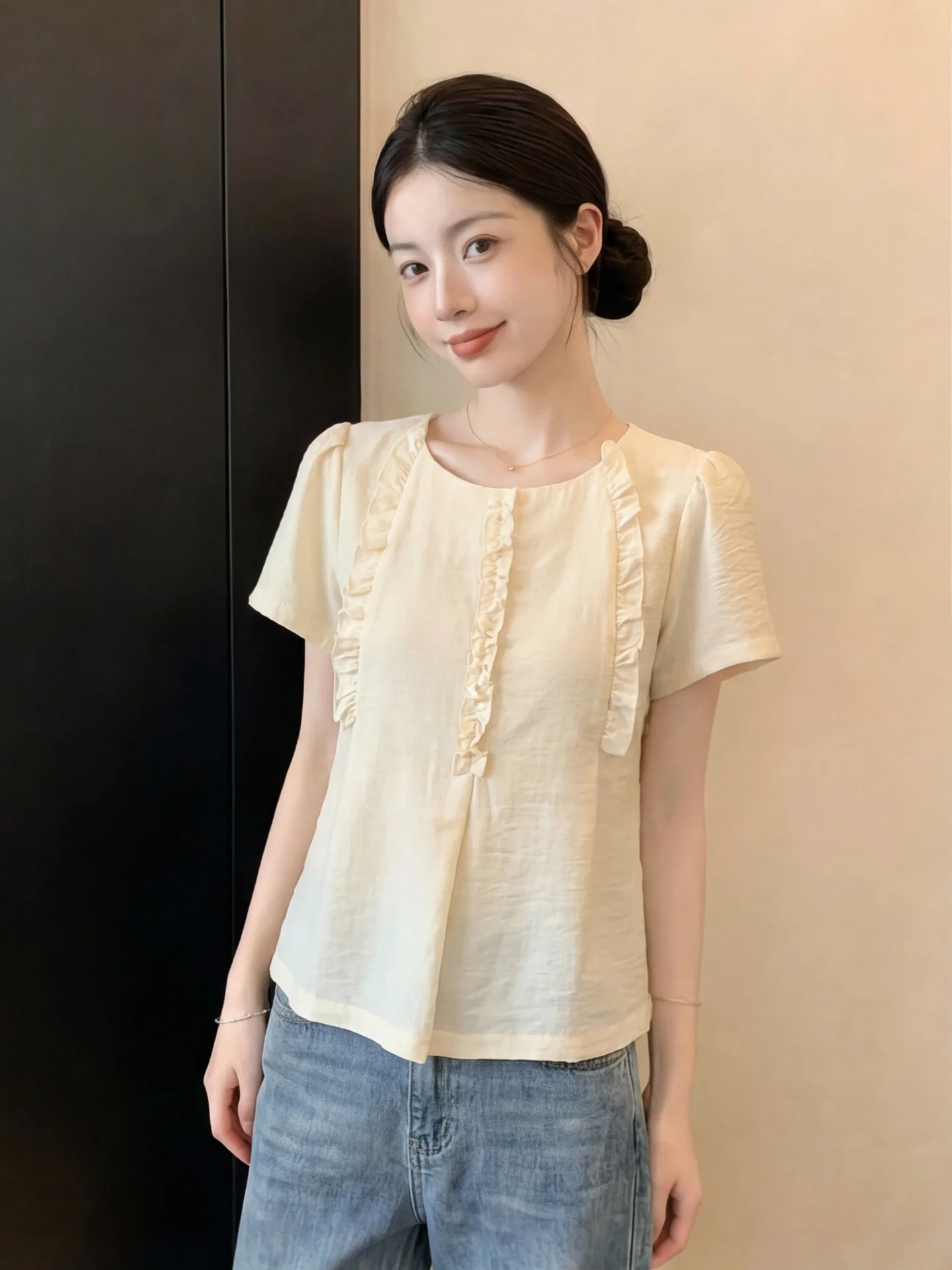 Light Yellow Wooden Collar Doll Shirt Women's Summer New Small Size Fashion Design Short Sleeve round Neck Top
Light Yellow Wooden Collar Doll Shirt Women's Summer New Small Size Fashion Design Short Sleeve round Neck Top