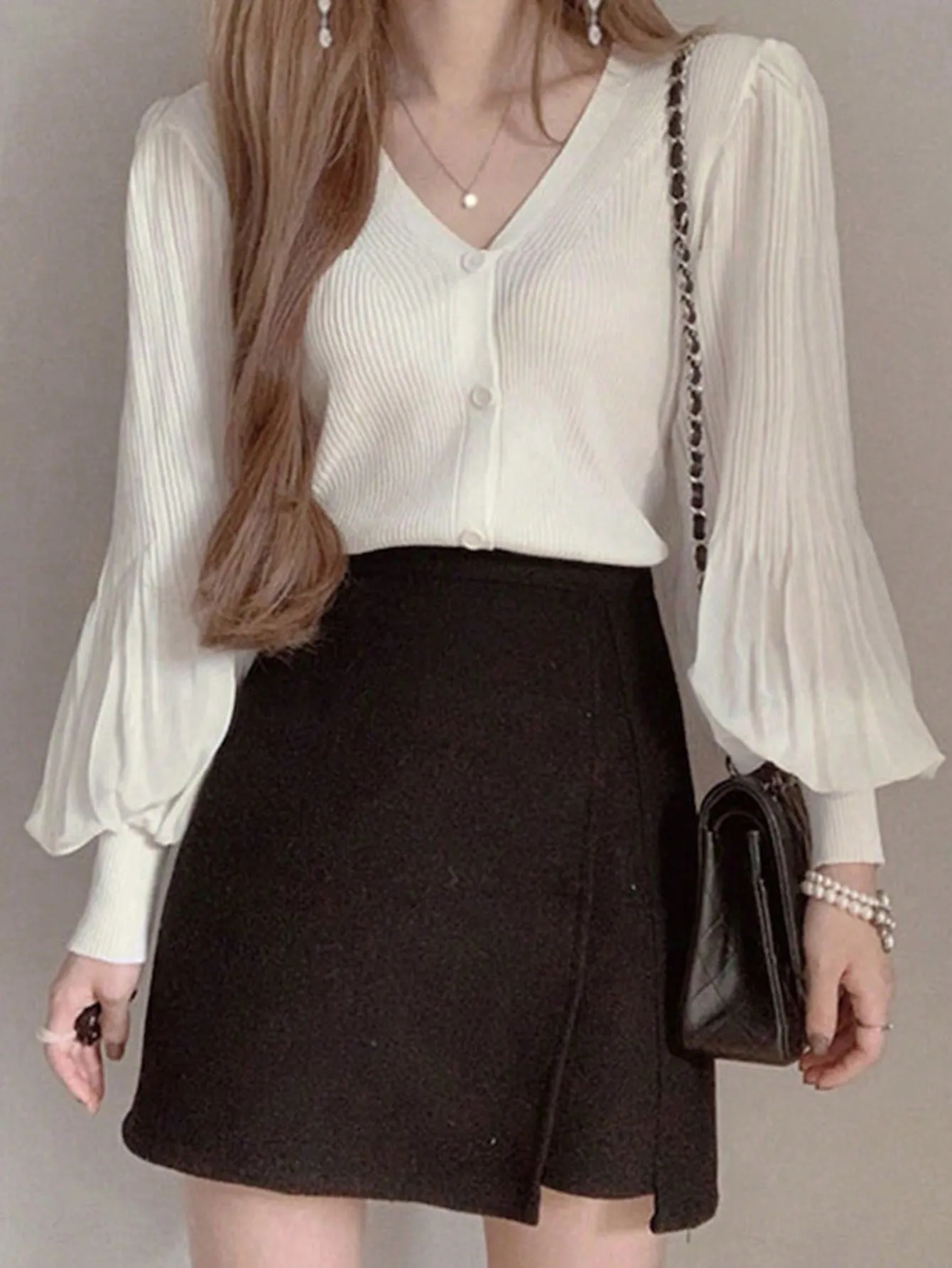 Korean Chic Autum High-End Elegant V Neck White Top Chic Pleated Lantern Sleeve Cardigan Knitwear for Women
Korean Chic Autum High-End Elegant V Neck White Top Chic Pleated Lantern Sleeve Cardigan Knitwear for Women