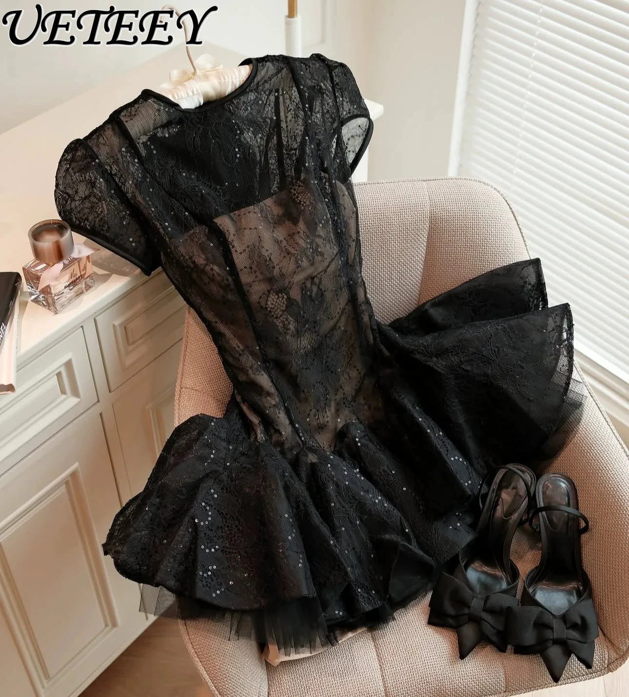 Вьетнамское нишевое дизайнерское платье для женщин, лето 2025 года, кружевное облегающее пышное платье со свежим ветром, маленькие облегающие черные платья
Вьетнамское нишевое дизайнерское платье для женщин, лето 2025 года, кружевное облегающее пышное платье со свежим ветром, маленькие облегающие черные платья