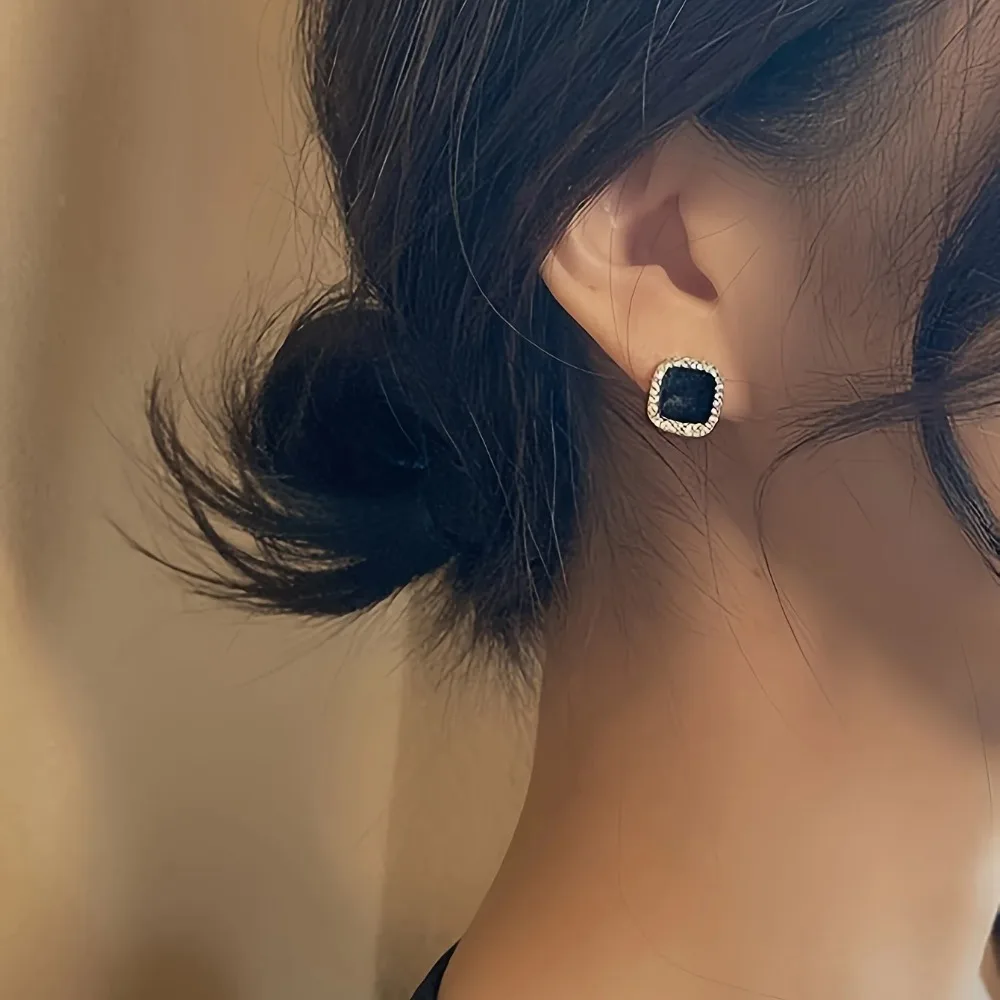 1 pair S925 silver square versatile earrings with simple and fashionable inlay synthetic zircon earrings suitable for daily use
1 pair S925 silver square versatile earrings with simple and fashionable inlay synthetic zircon earrings suitable for daily use