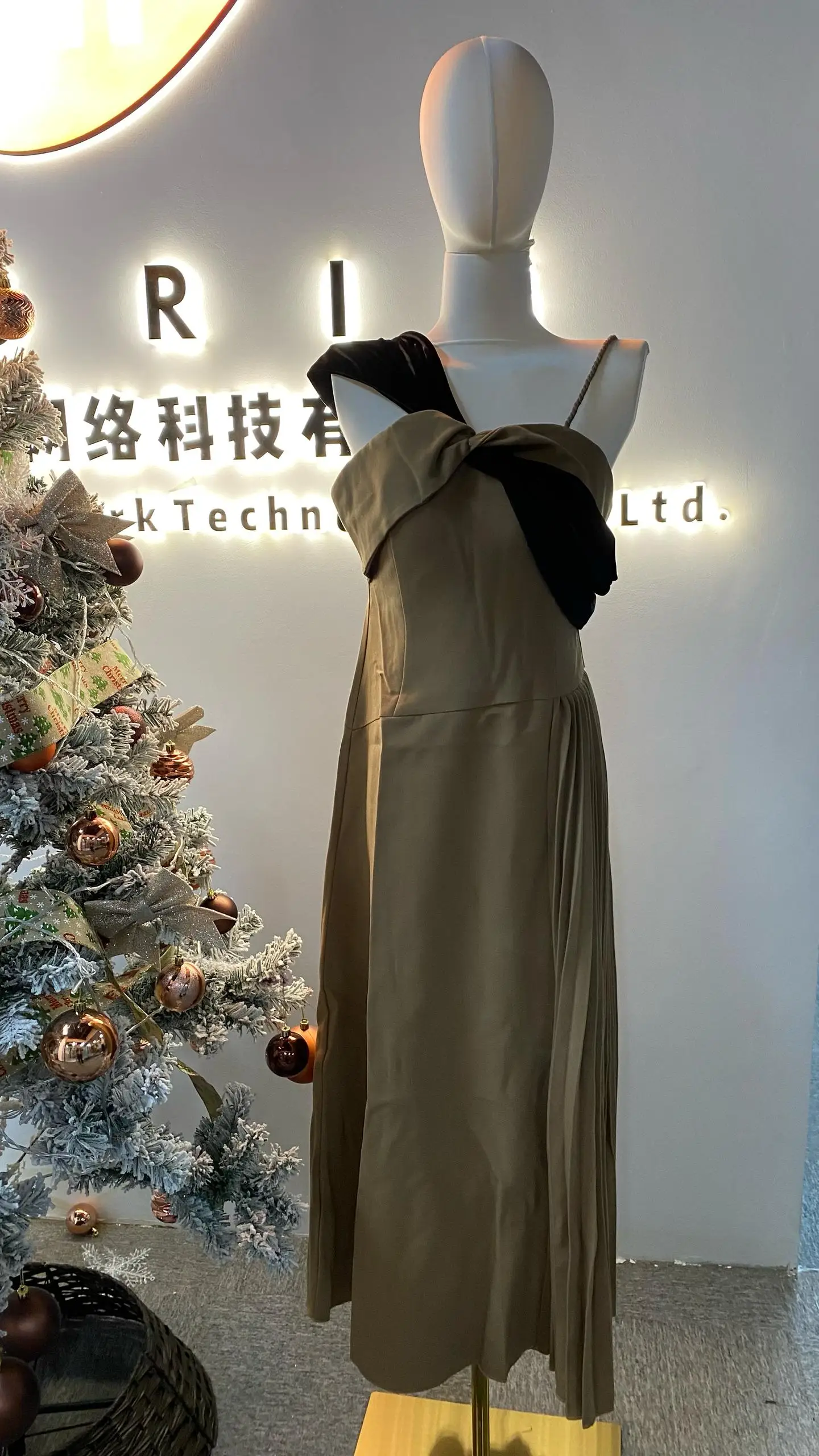 New Fashion Women Oblique Elegant Long Shoulder Knitted Pleated Dress Summer Womens Casual Dresses-GZYYY00013
New Fashion Women Oblique Elegant Long Shoulder Knitted Pleated Dress Summer Womens Casual Dresses-GZYYY00013