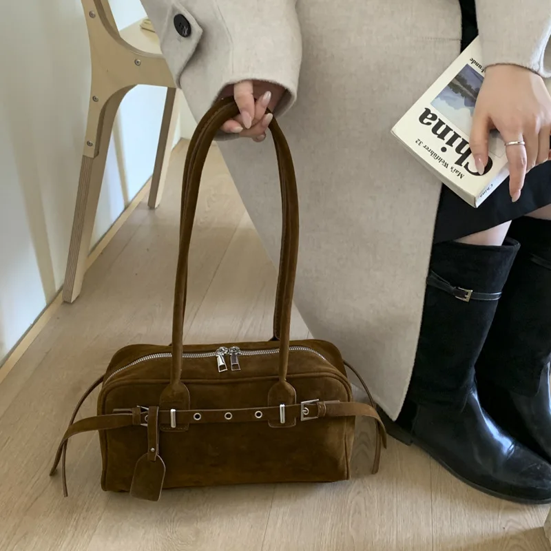 Модная классическая ретро-сумка из замши для женщин, новинка 2026 года, нишевый дизайн, сумка-лоокомотив, на плечо, кроссбоди
Модная классическая ретро-сумка из замши для женщин, новинка 2026 года, нишевый дизайн, сумка-лоокомотив, на плечо, кроссбоди