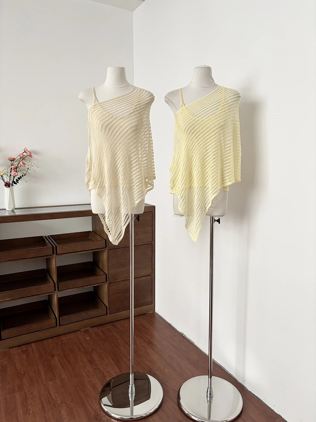 Summer 2026 Korean Style Elegant Simple Hollow out Shoulder Commute Color Versatile Women's Strap Vest Fashion Set
Summer 2026 Korean Style Elegant Simple Hollow out Shoulder Commute Color Versatile Women's Strap Vest Fashion Set