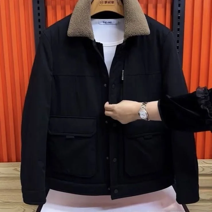 Утепленная флисовая зимняя куртка для мужчин: повседневная, свободного кроя, рабочая одежда, теплая, с отложным воротником, модная, в городском стиле
Утепленная флисовая зимняя куртка для мужчин: повседневная, свободного кроя, рабочая одежда, теплая, с отложным воротником, модная, в городском стиле