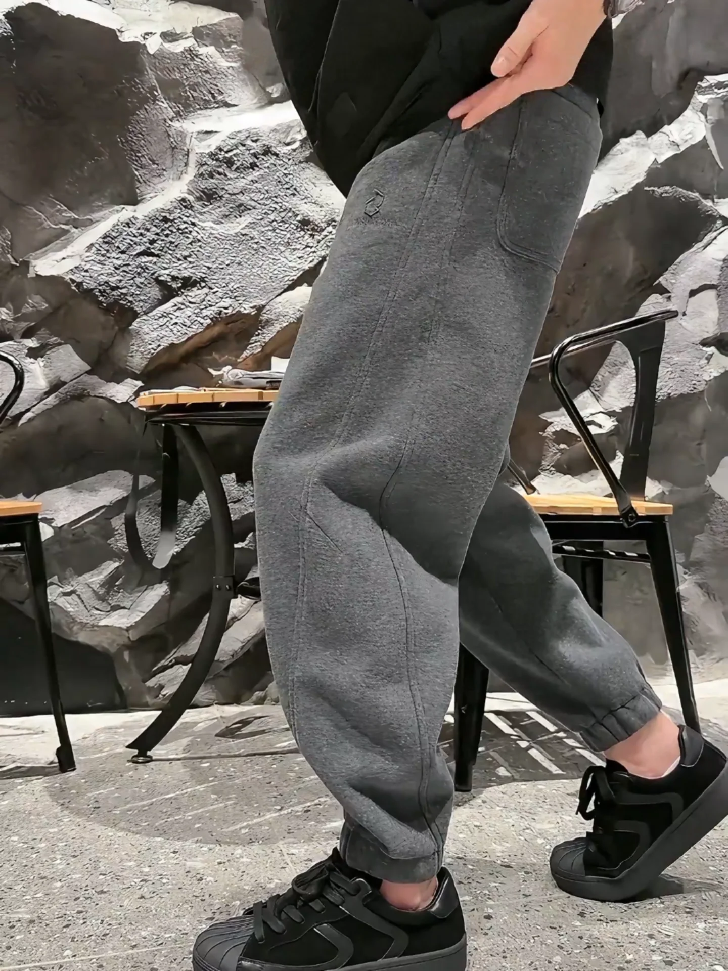 Новые осенние мужские спортивные повседневные брюки: комфортные, свободного кроя, простые, стройнящие, универсальные, из полиэфирного волокна, для прогулок
Новые осенние мужские спортивные повседневные брюки: комфортные, свободного кроя, простые, стройнящие, универсальные, из полиэфирного волокна, для прогулок