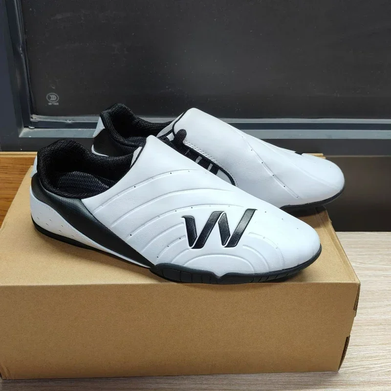 2026 Professional Taekwondo Shoes Men Women Soft Bottom Tai Chi Shoes Unisex Comfortable Martial Arts Shoe Leather Gym Training
2026 Professional Taekwondo Shoes Men Women Soft Bottom Tai Chi Shoes Unisex Comfortable Martial Arts Shoe Leather Gym Training